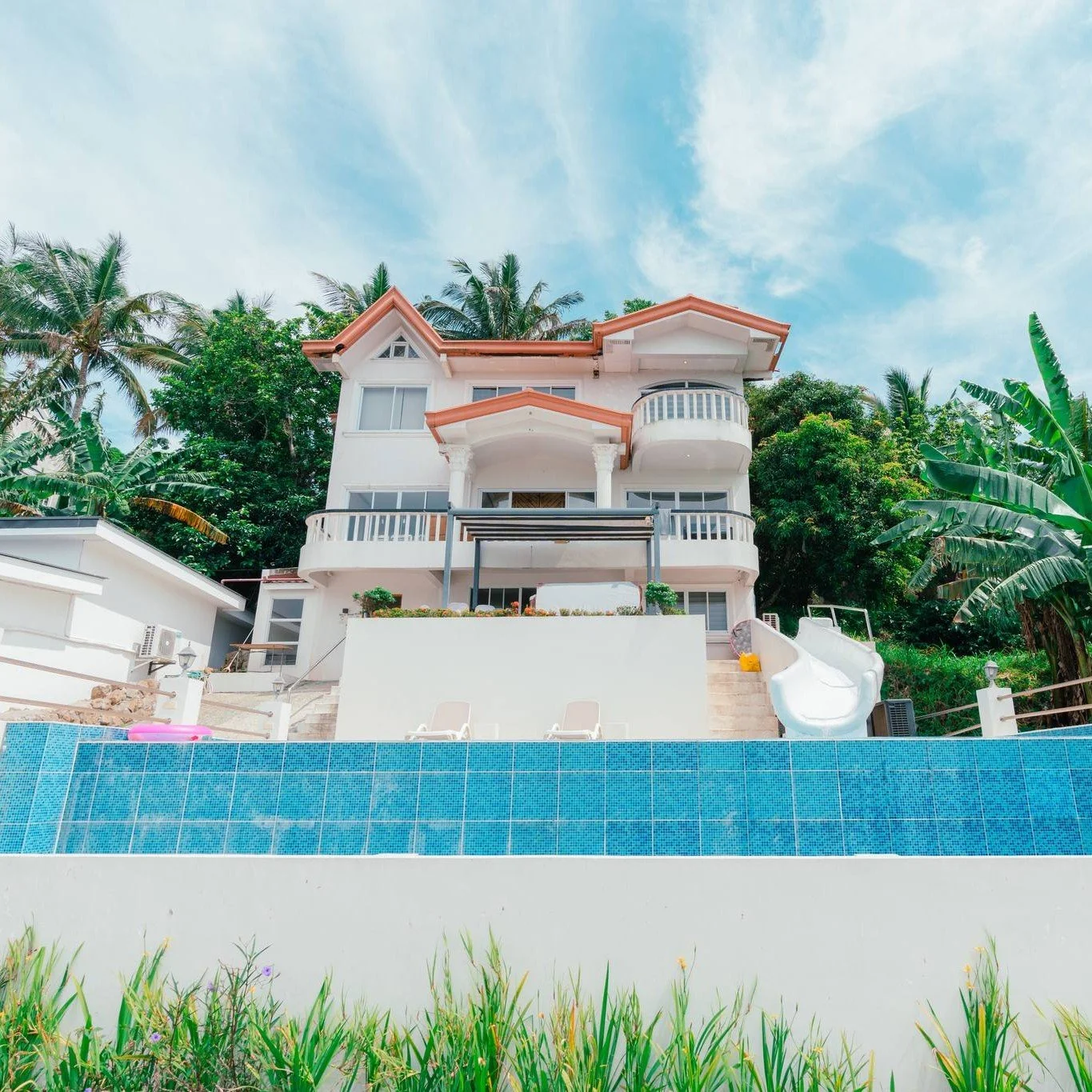 Luxury. Privacy. And a view you&rsquo;ll never forget. 👪🛌
Supreme Villa is ideal for groups of 10&ndash;15 pax.

Book today for your next escape.
🌐 www.fronteratagaytay.com
📞 0945 775 5460
📍 No. 1 Frontera Drive, Calamba Rd. Brgy. San Jose, Taga