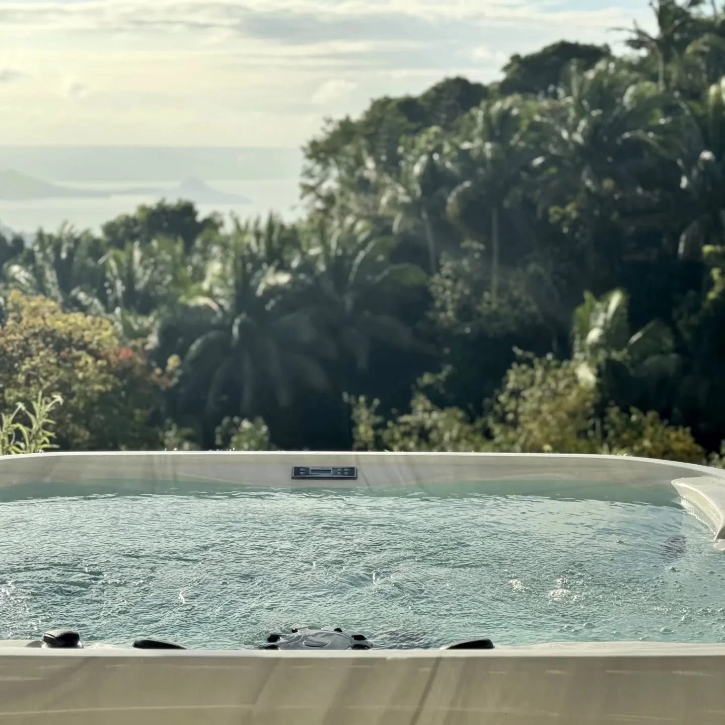 Supreme Villas&rsquo; entertainment room &mdash; private karaoke sessions, relaxing jacuzzis, and breathtaking Taal views all in one unforgettable escape. 🥰

 Book your stay now! 
📧 fronteratagaytay@gmail.com
📞 0945 775 5460
📍 No. 1 Frontera Driv