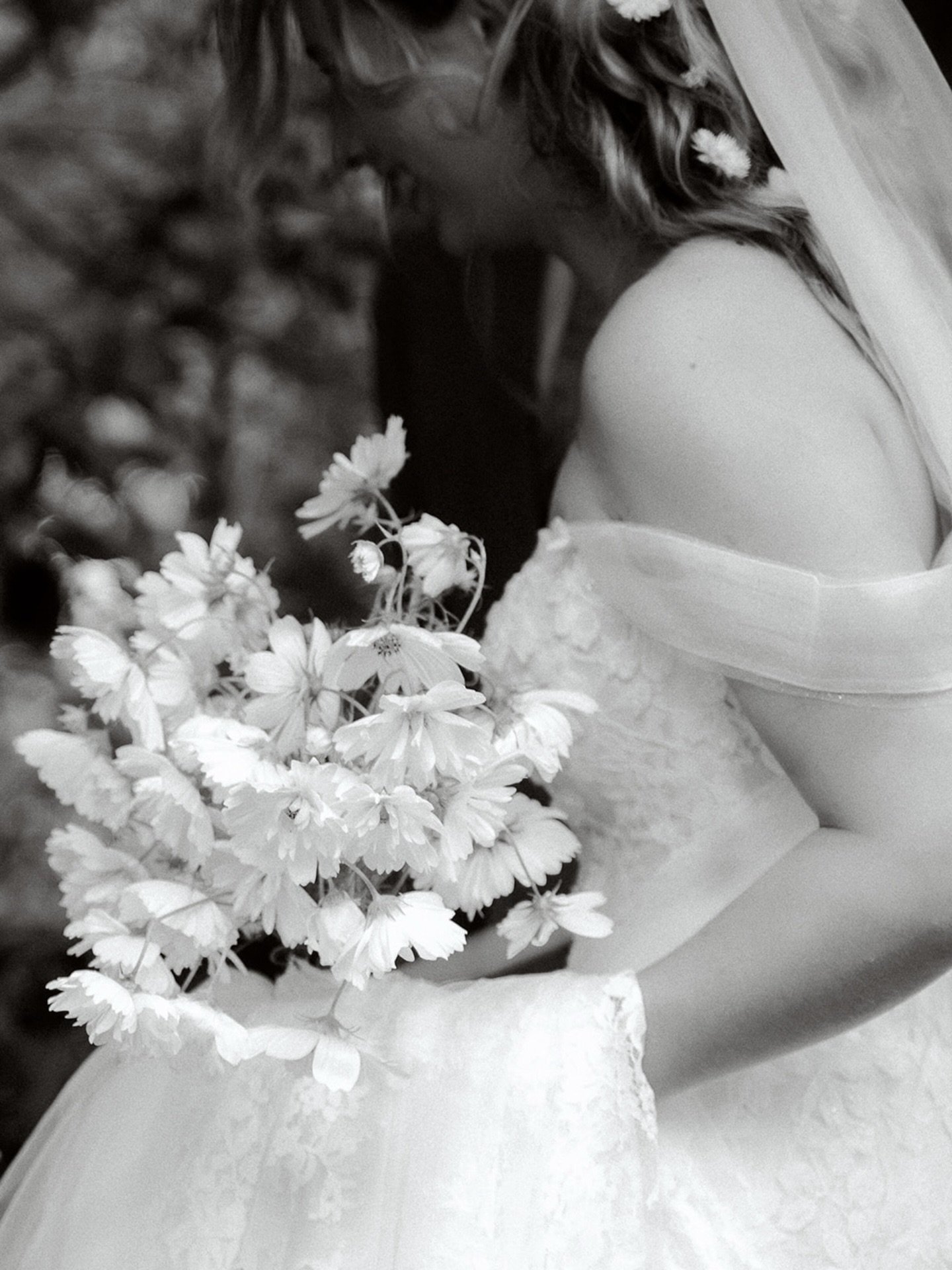 There is a quiet kind of confidence and elegance in a single variety bouquet 🤍

One of the first decisions Emily made about her wedding flowers was that it had to be a pure white cosmos bouquet, light and airy with a natural grace, so elegant in it'