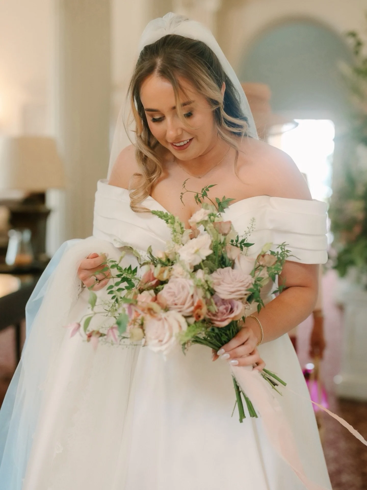 Your wedding bouquet should feel like you.

Forget about trends and Pinterest and think about how you want your day to feel, colours and styling that you love, that feels comfortable, gives you confidence and lights you up. 

Vanessa's bouquet featur