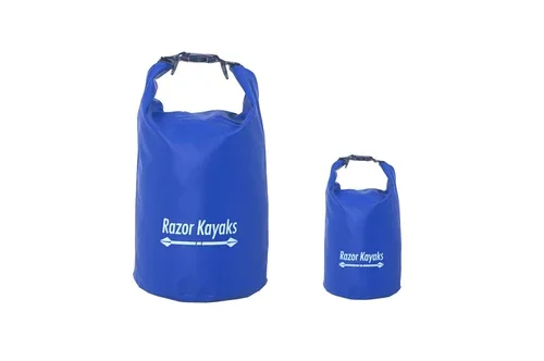 Deux Razor Kayaks Dry Bags bleus de tailles différentes.