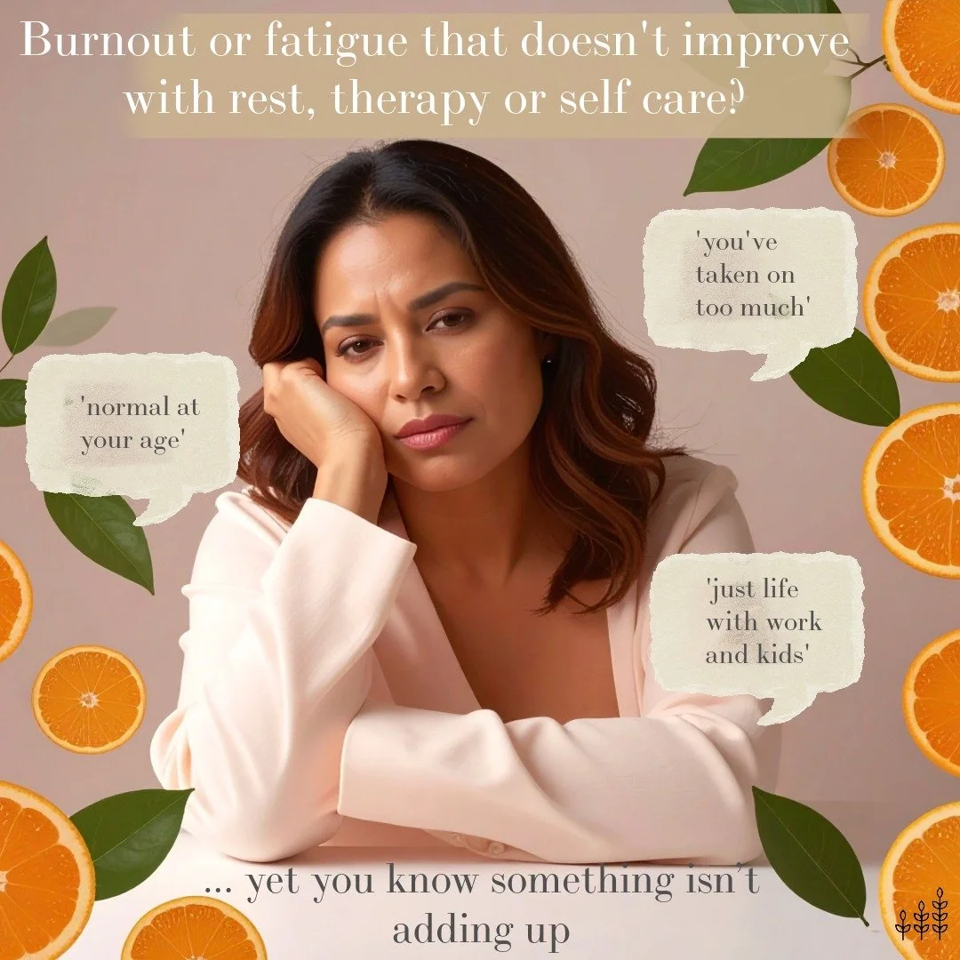 Een vrouw met bruin haar en een roze blazer ziet er moe en gefrustreerd uit. Ze laat haar hoofd op haar hand rusten, omringd door sinaasappels en groene bladeren, met citaten over burn-out, vermoeidheid en het dagelijks leven om haar heen.