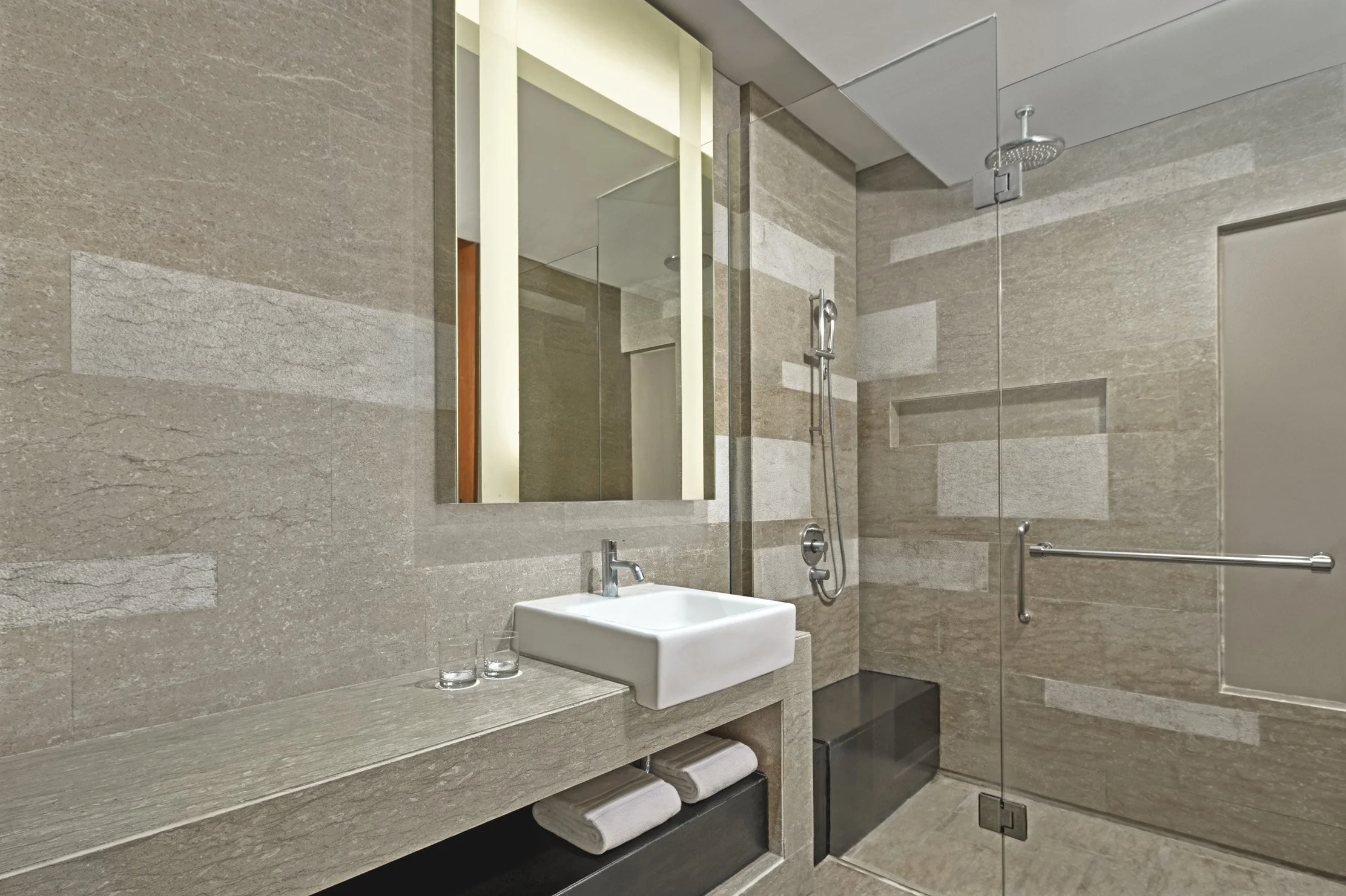 CY_DPSCY_DELUXE_BATHROOM_4184Red.jpg