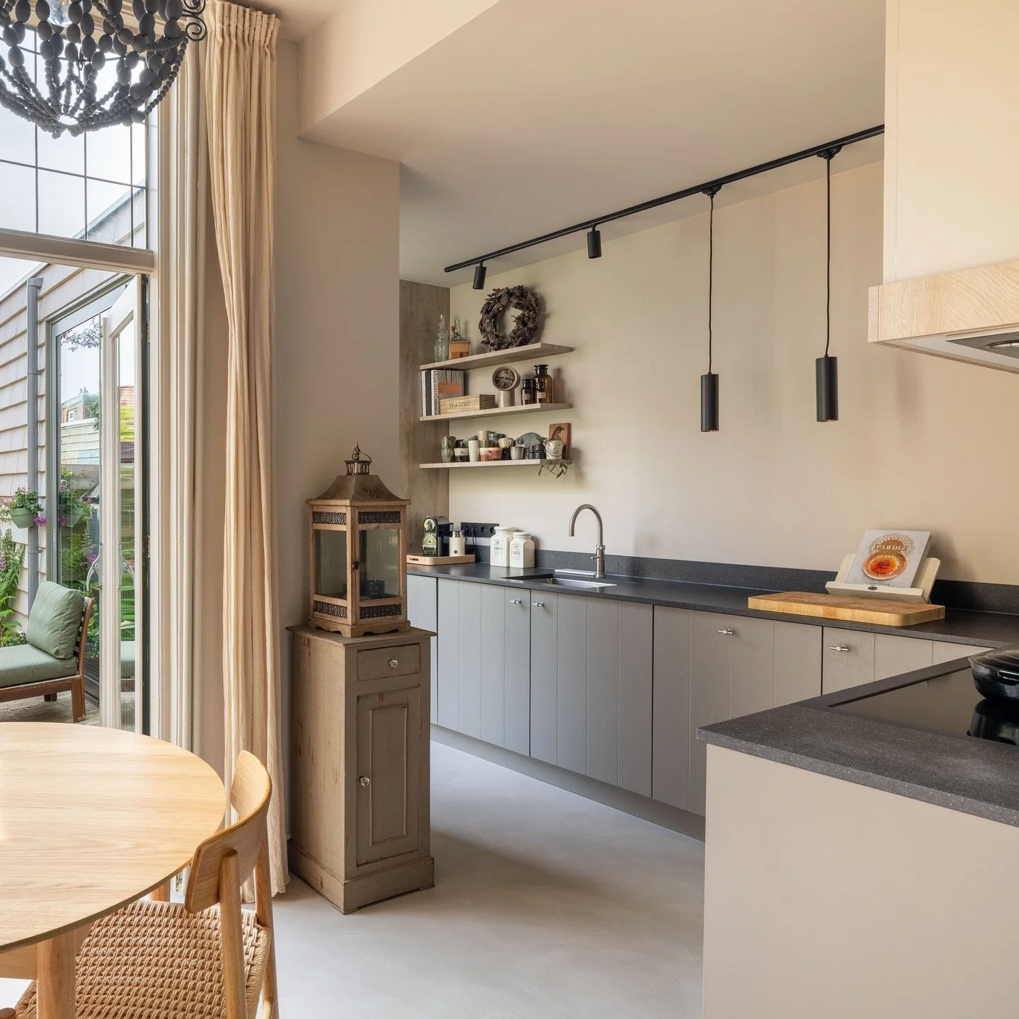 Een keuken waar een landelijke stijl en functionaliteit samenkomen!

De eiken hoge kasten geven een warme landelijke uitstraling, terwijl de lage kasten &ndash; op kleur gespoten met verticale groef &ndash; voor een speels contrast zorgen. Het natuur