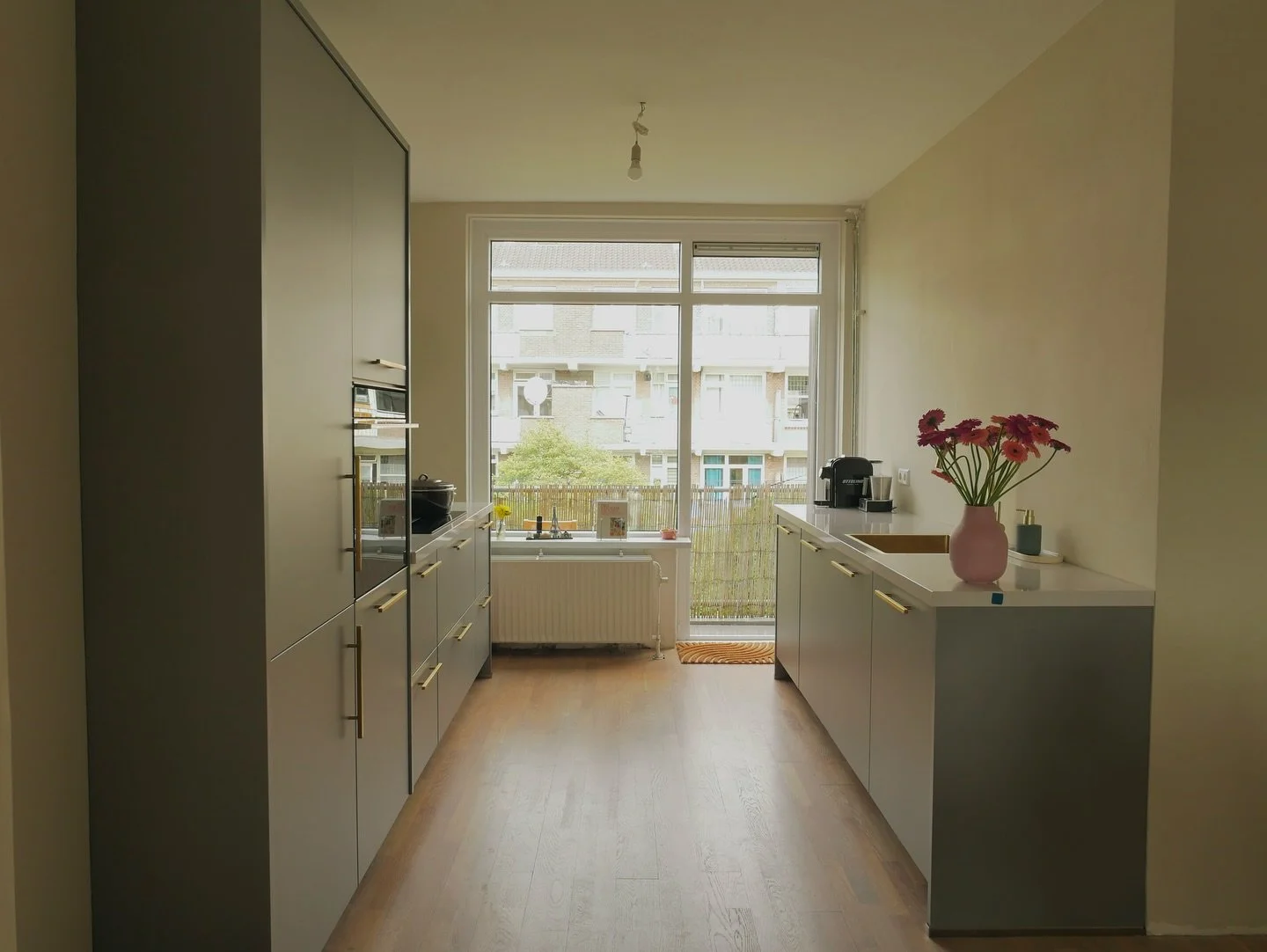 Deze stijlvolle keuken combineert functionaliteit en elegantie op een geheel nieuw niveau. 💫

🖤 Werkblad: Een prachtig composiet werkblad met marmerlook voor een luxe uitstraling.
💛 Kastjes: Lichtgrijze fronten die perfect matchen met de gouden ac