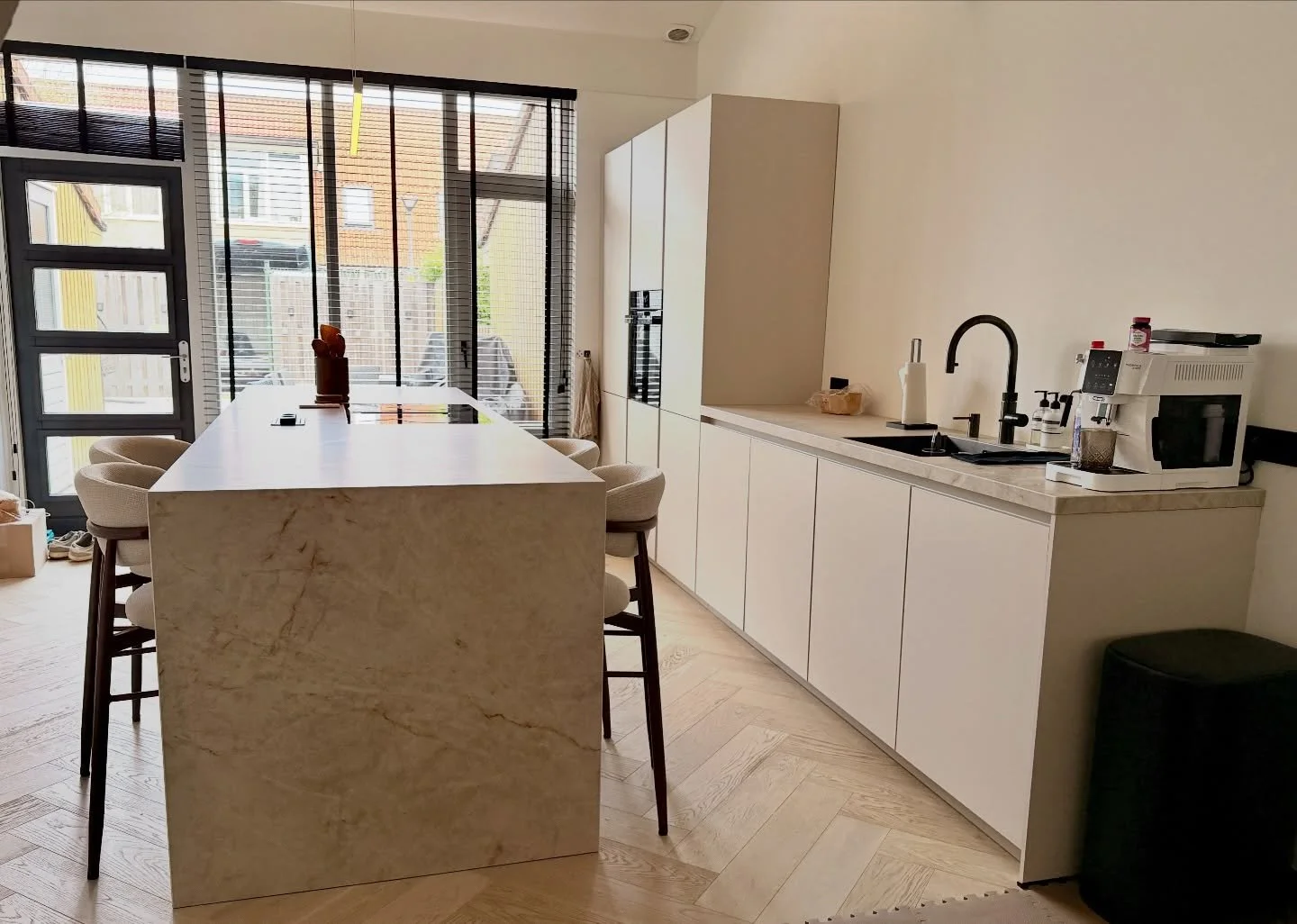 Stijlvol koken in topdesign✨

Deze keuken is voorzien van de laatste trends en straalt luxe en verfijning uit. Met hoogwaardige apparatuur van Siemens, een innovatieve Quooker 5-in-1 kraan en een keramiek werkblad met subtiele gouden details is dit e