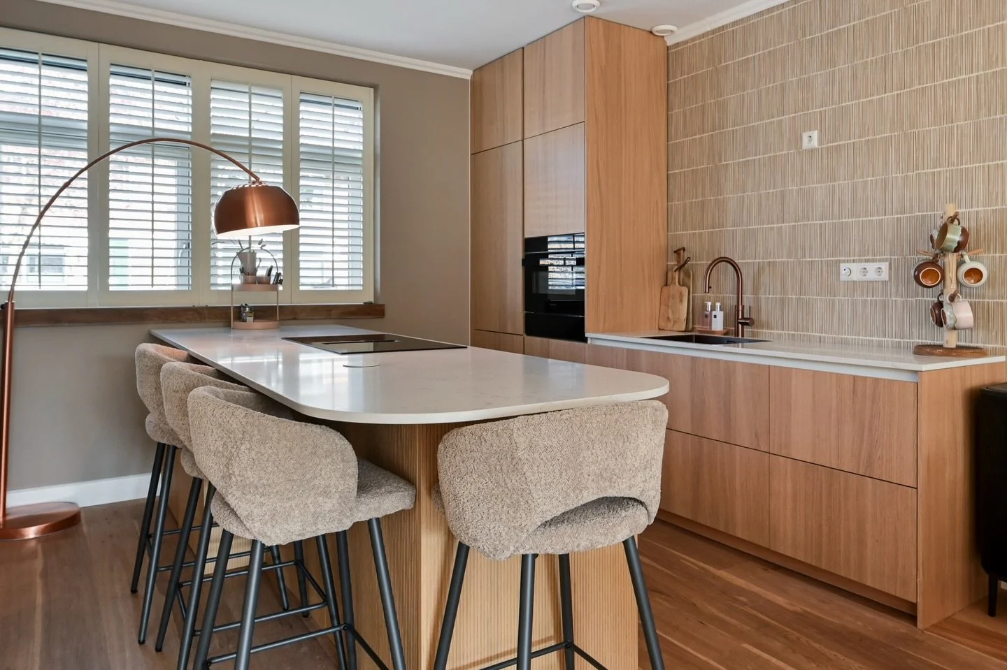 Een tijdje geleden hebben wij deze prachtige keuken mogen realiseren ✨

Een ontwerp waarin alles samenkomt: warme eiken fineer fronten, een kookeiland met verticale groeven en een licht composiet werkblad met subtiele gouden details. 

De afgeronde h