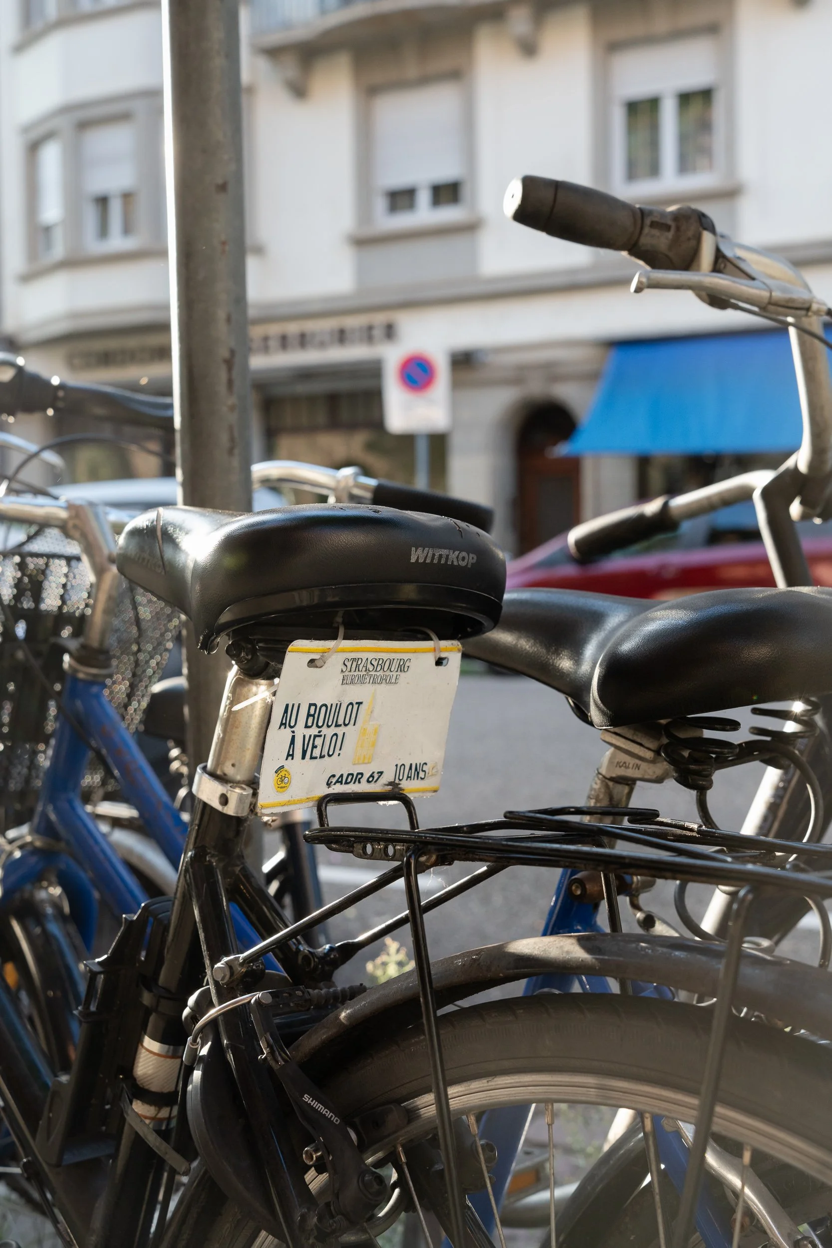 Bicycle carrying an “Au boulot à vélo!” plate promoting cycling to work in Strasbourg.