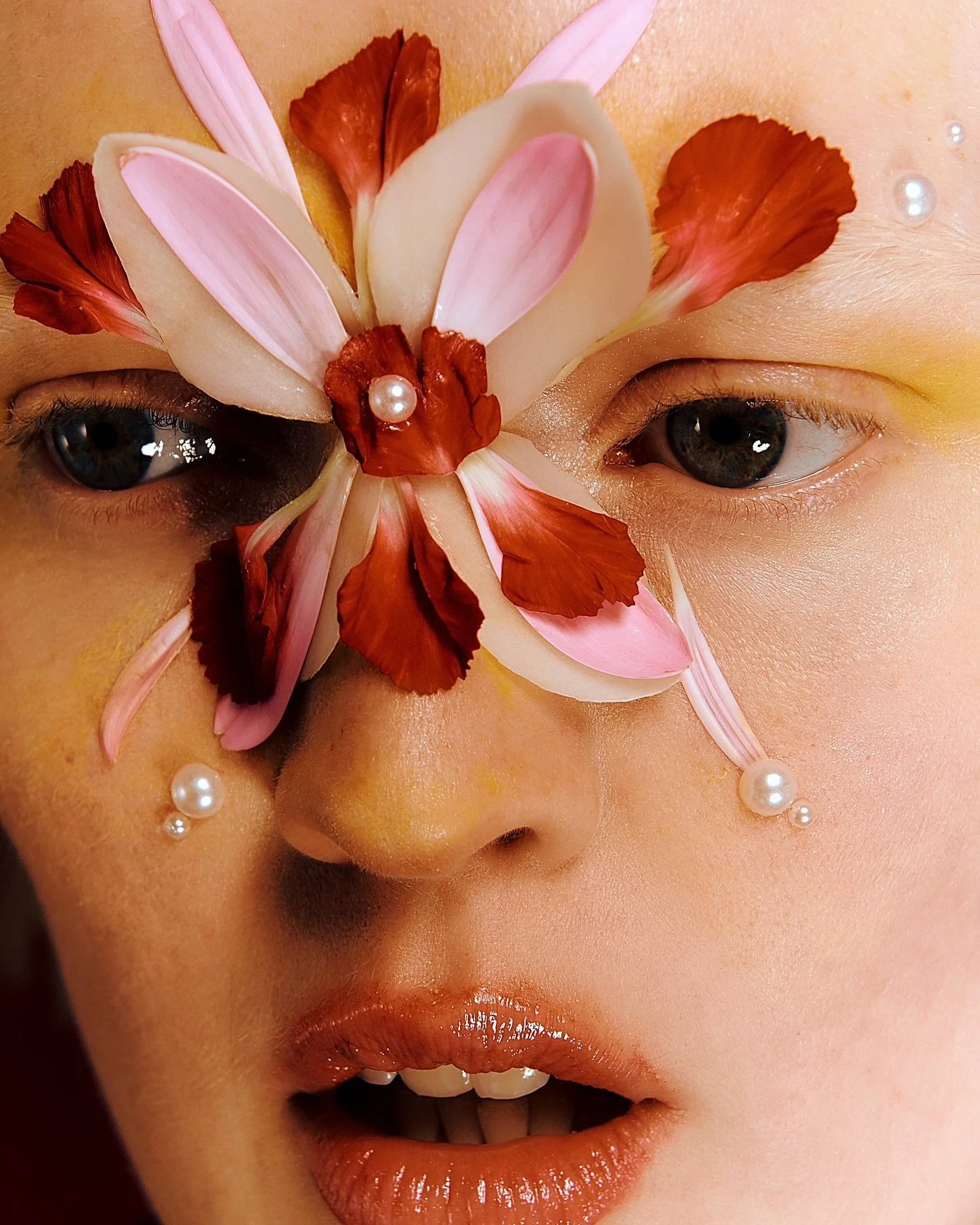 be tender @bricks_magazine #13
possibly my favourite shot from fluorescence:
an intersection from style, craftsmanship, personality 
and floral beauty 🌸💥
.
.
.
Creative Direction &amp; Photography: @kiakova
Lighting Assistant: @georgiafaywilliamz
S