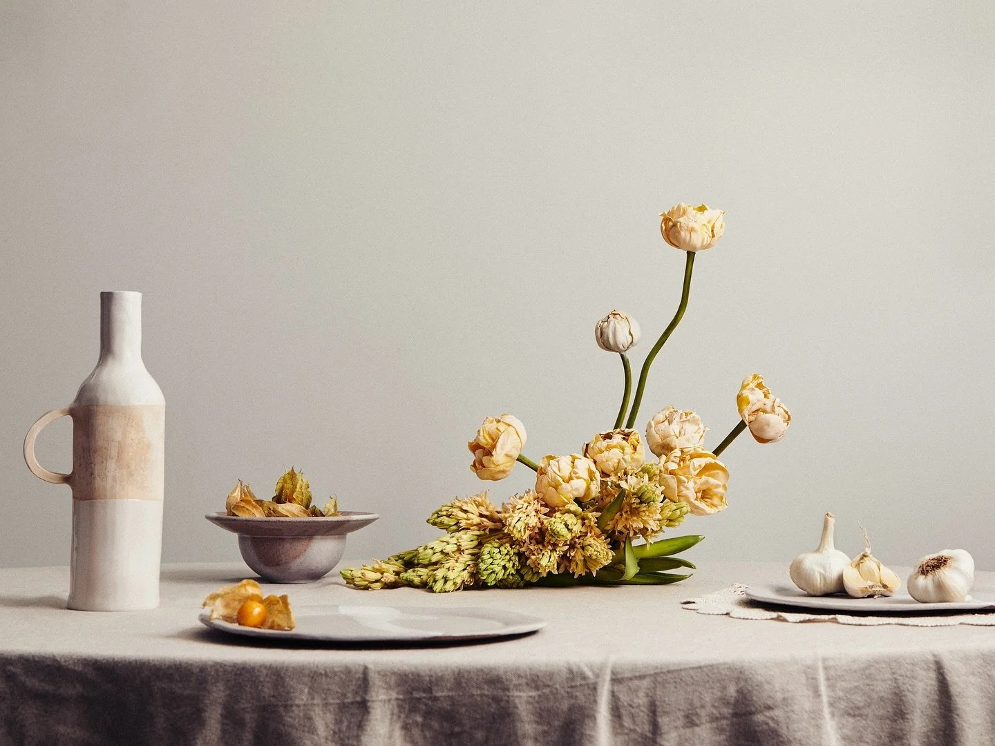 A homely life for @rakesprogress 
Linen Cloth, Pottery, Antique Lace, Hyacinths &amp; Tulips. A still table set created with @noceraferri that praises artisanship and its calming earthy hues. 
.
Homeware by @pophamshome
.
.
#ferve #fervestudio #desig