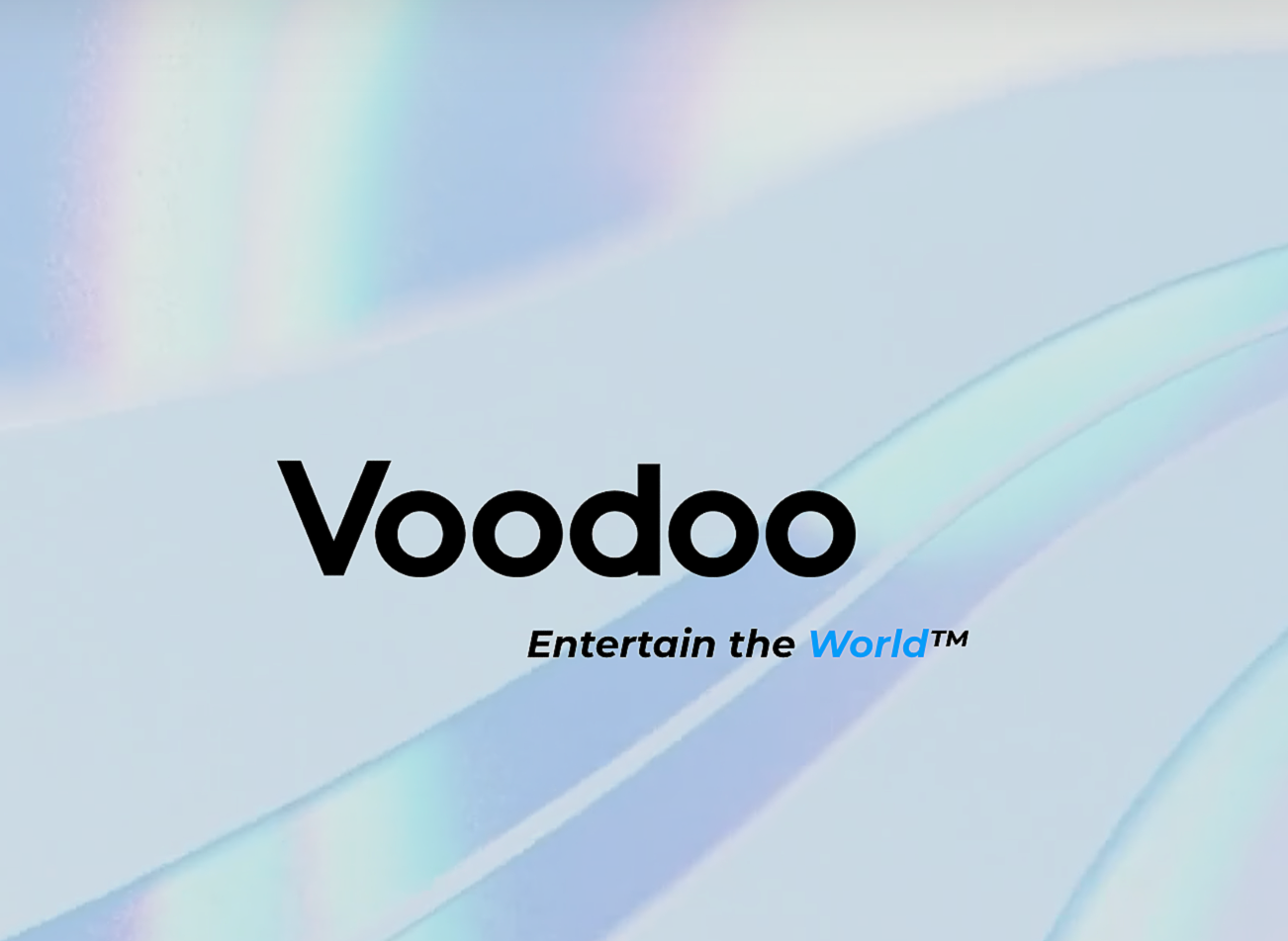 Logo de Voodoo avec le slogan "Entertain the World" sur un fond pastel iridescent.