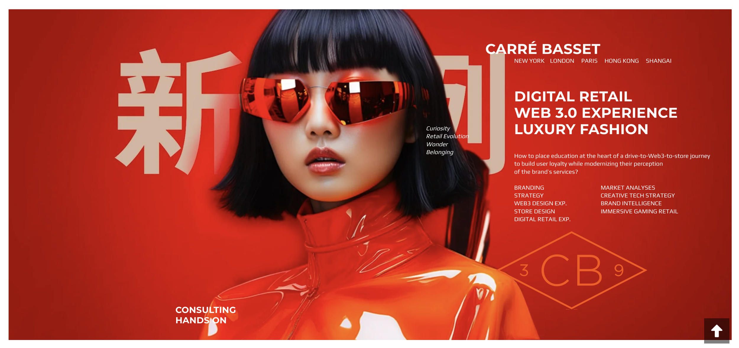 Une femme portant des lunettes de soleil rouges en plastique réfléchissant, habillée d'une veste en PVC rouge, sur un fond rouge avec des caractères chinois blancs et du texte en anglais à droite présentant une marque de mode haut de gamme et ses thèmes liés au luxe et à la technologie.