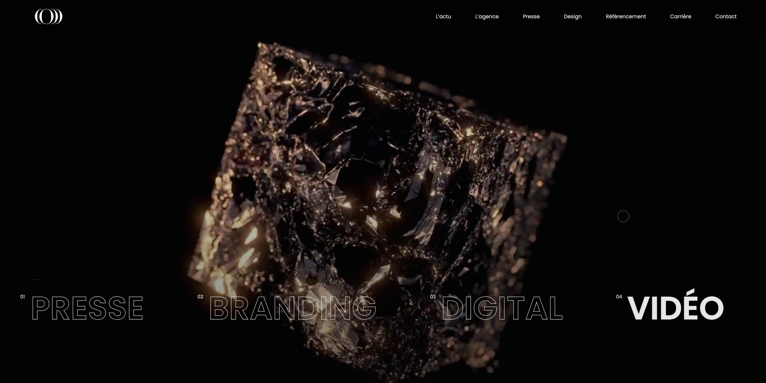 Une image de cube en métal noir brillant avec des reflets dorés, flottant dans l'espace noir.