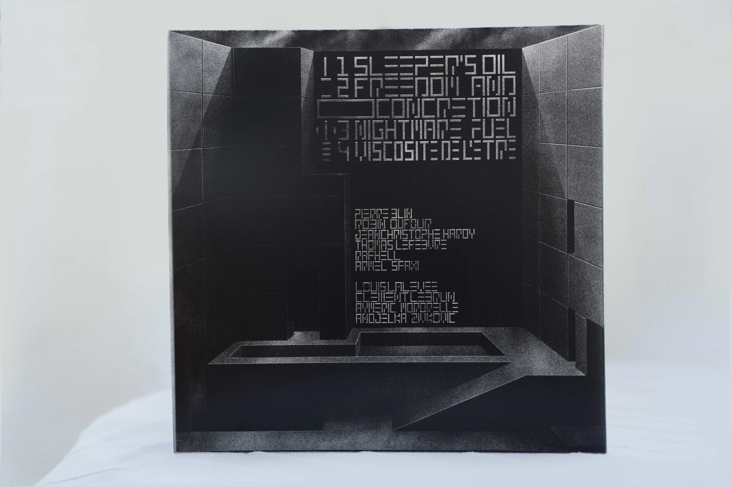 La face arriere de l'album vinyle Huile de Dormir du groupe Coaltar, c'est un dessin en noir et blanc représentant une structure brutaliste avec les crédits et tracklist