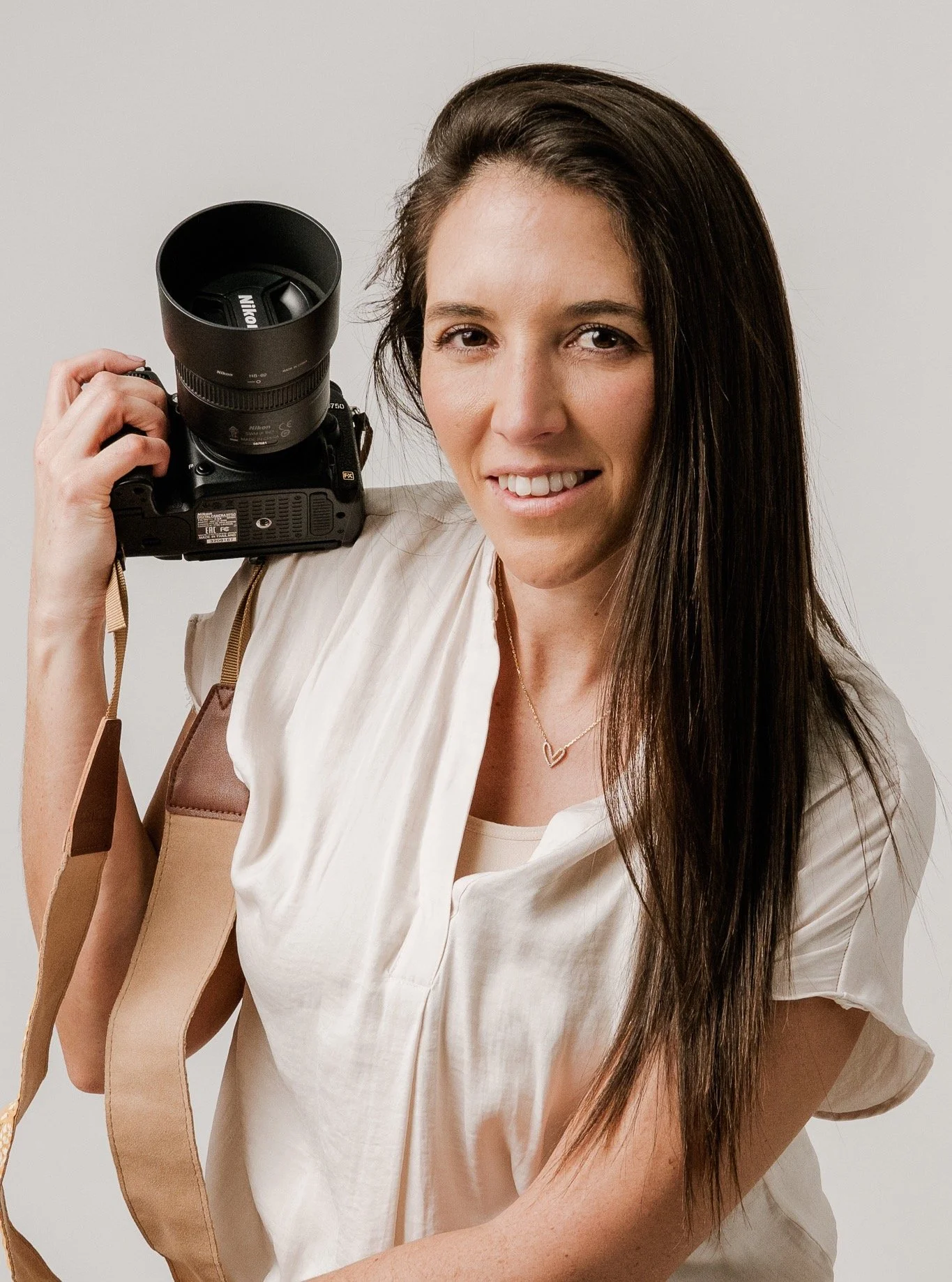 Hi 🤍 it&rsquo;s been a while since I last introduced myself, so here we go.
 I&rsquo;m Lore de Cosio. I&rsquo;ve loved photography since I was a teenager, believe it or not, I&rsquo;ve captured many deep secrets of friends with my camera 😂 (they&rs