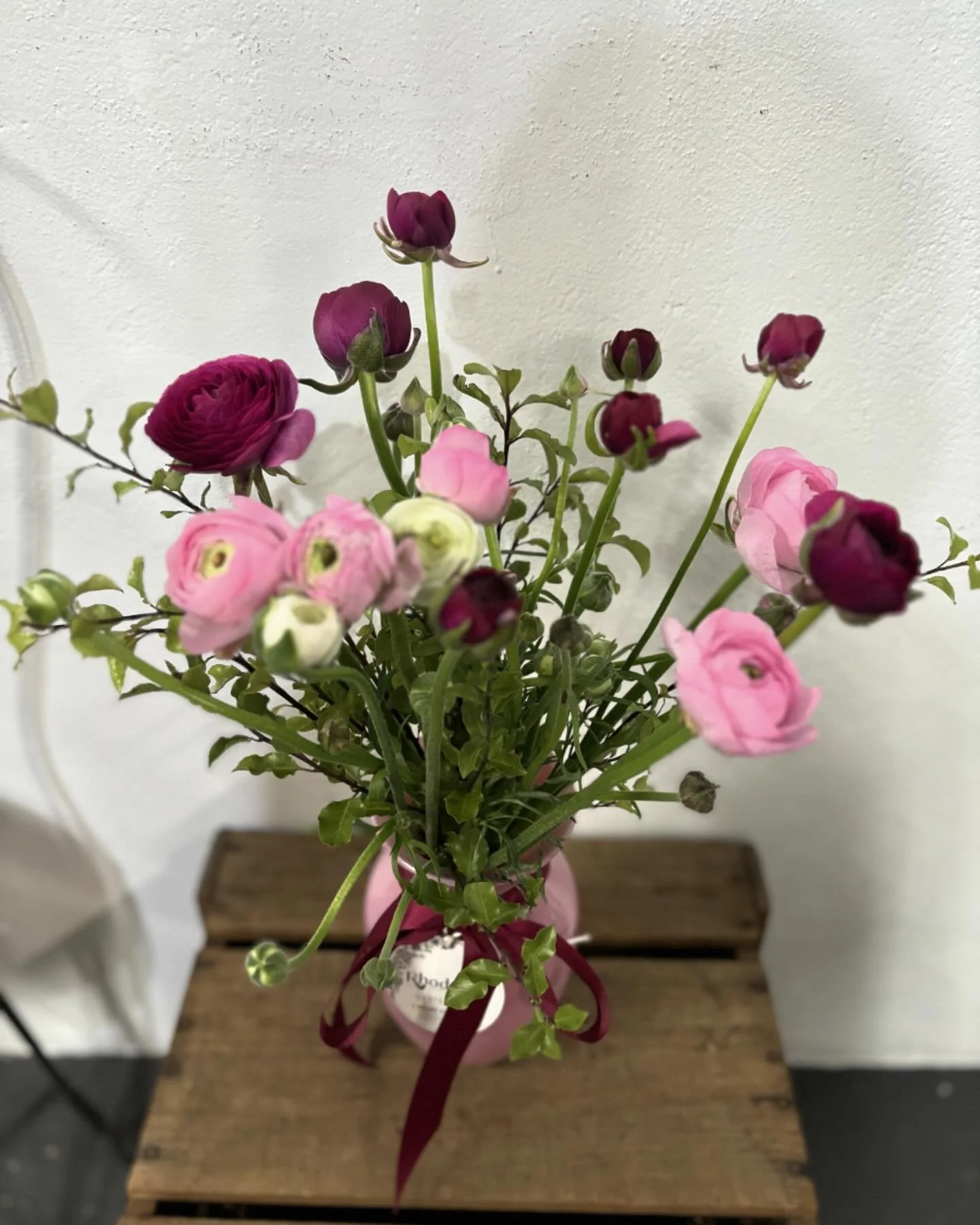 Ranunculus 🩷❤️🧡

The whimsy winter/spring flower that is slowly becoming more popular. 
Did you know they contain 100-130 petals when fully bloomed. 

#melbourneflorist #ranunculus #supportlocal