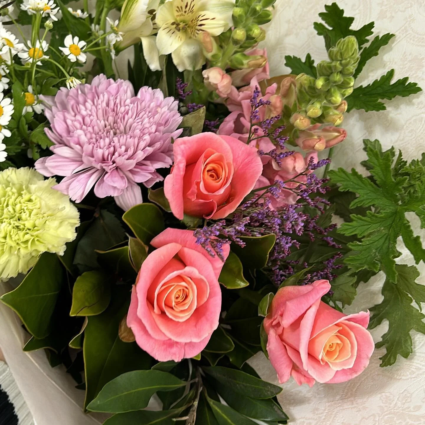 Can&rsquo;t get over these stunning spring colours! 
Locally grown Roses 🥰 by Nood Blooms. 
Now available at Rhoda FD. 

#locallygrown #melbourneflorist #sustainableflorist #grownnotflown #spring #roses #bouquet