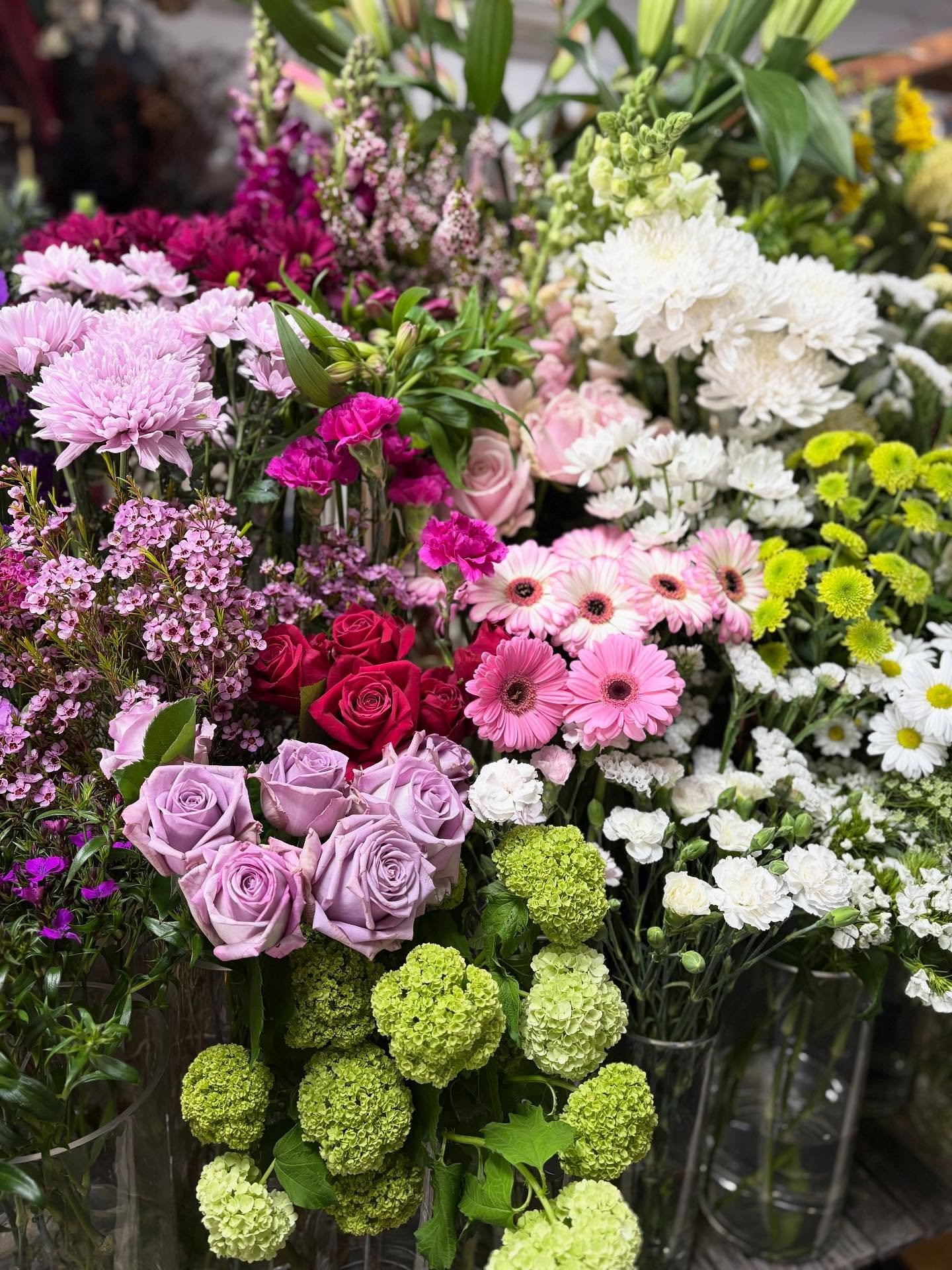 FLOWER BAR || Did you know we sell our flowers by the stem? We love creating unique bouquets for our clients who choose their favourite blooms, adding that personal touch. 

*please remember to ask our friendly staff for help before choosing your blo