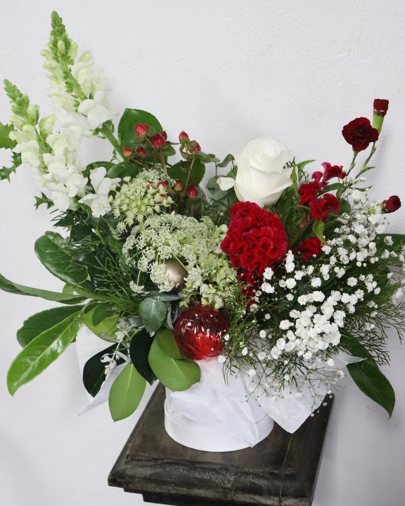 Our beautiful Hat Box Arrangements are the perfect gift or decoration for your Christmas table! 🌿🌹

This grab and go option is easy to maintain and care for, making it a great Christmas present or decoration option during the hectic holiday season.