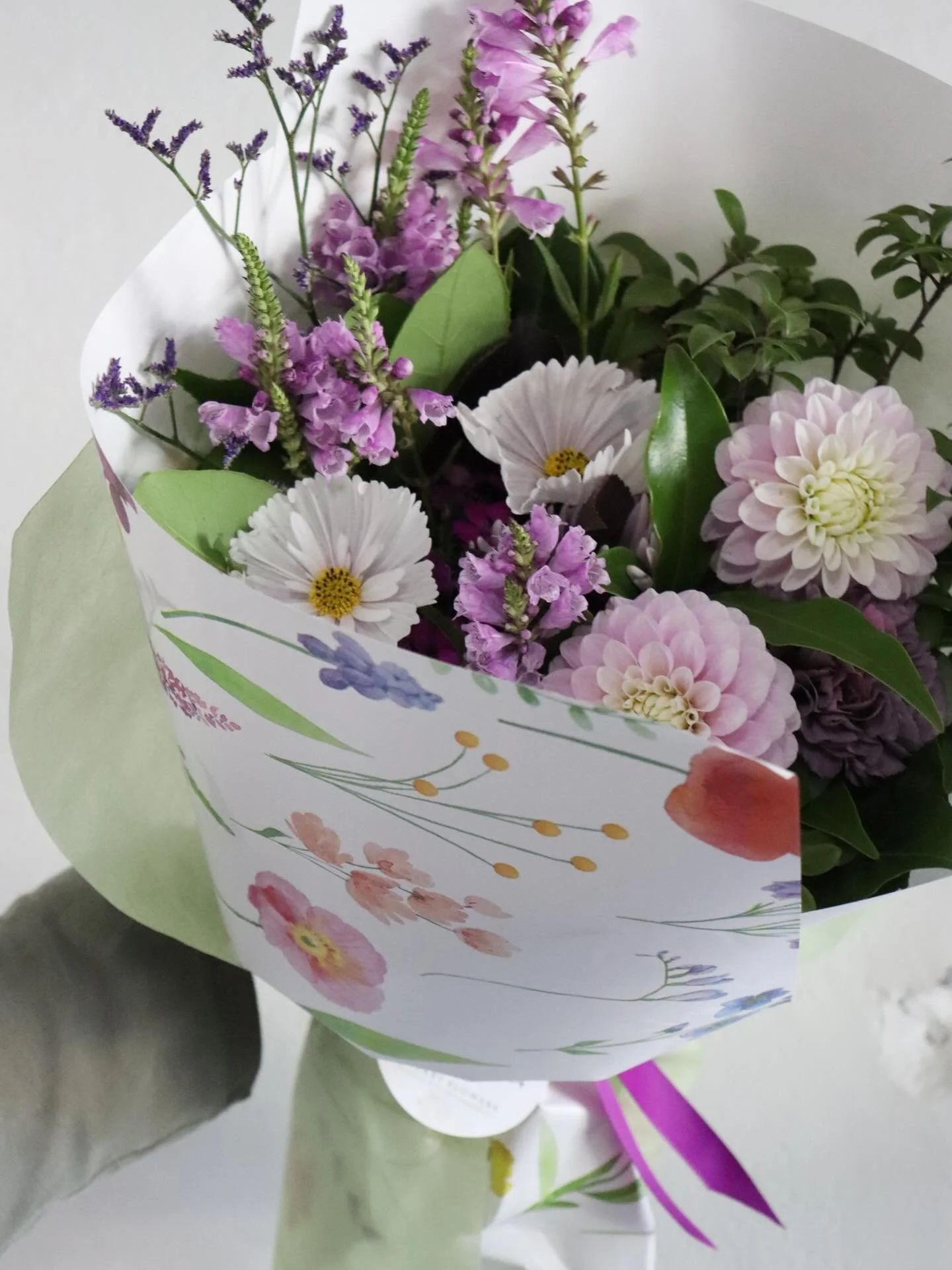 Our beautiful Amethyst Bouquet with locally grown Cosmos and Dahlias 💜🌿

We are open until 5:30pm today to spread some floral cheer around the hills!

Pick up and delivery available&hellip;order online, visit us in store or call 97543784 🌸

#thehi