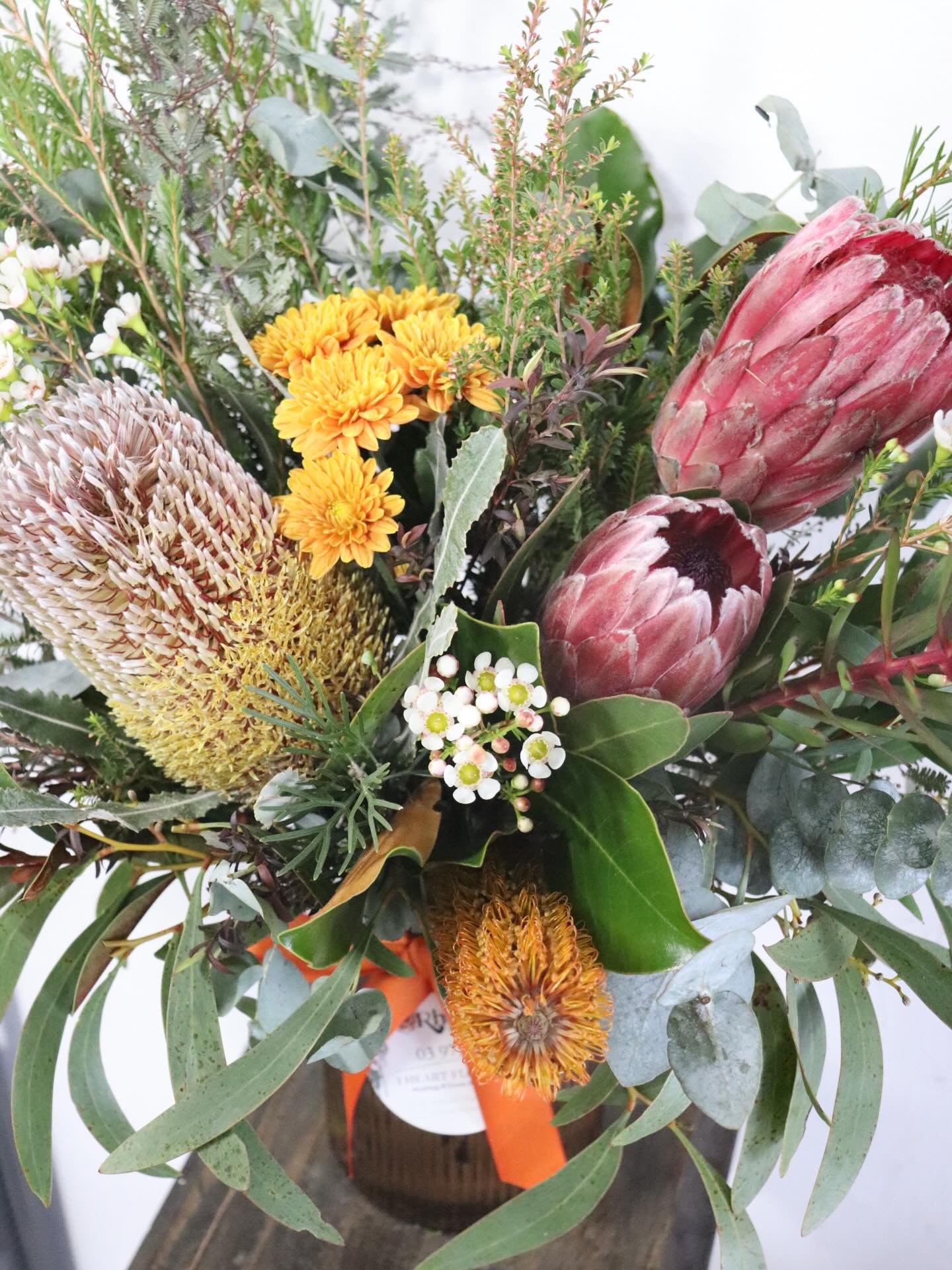 Our Australiana Vase in beautiful Autumnal tones 🍂🌸

We are getting some truly stunning natives in at the moment&hellip;peep the gorgeous Protea&rsquo;s!

We are open until 6pm today&hellip;visit us in store, online or call  us on 97543784 🍁

Pick