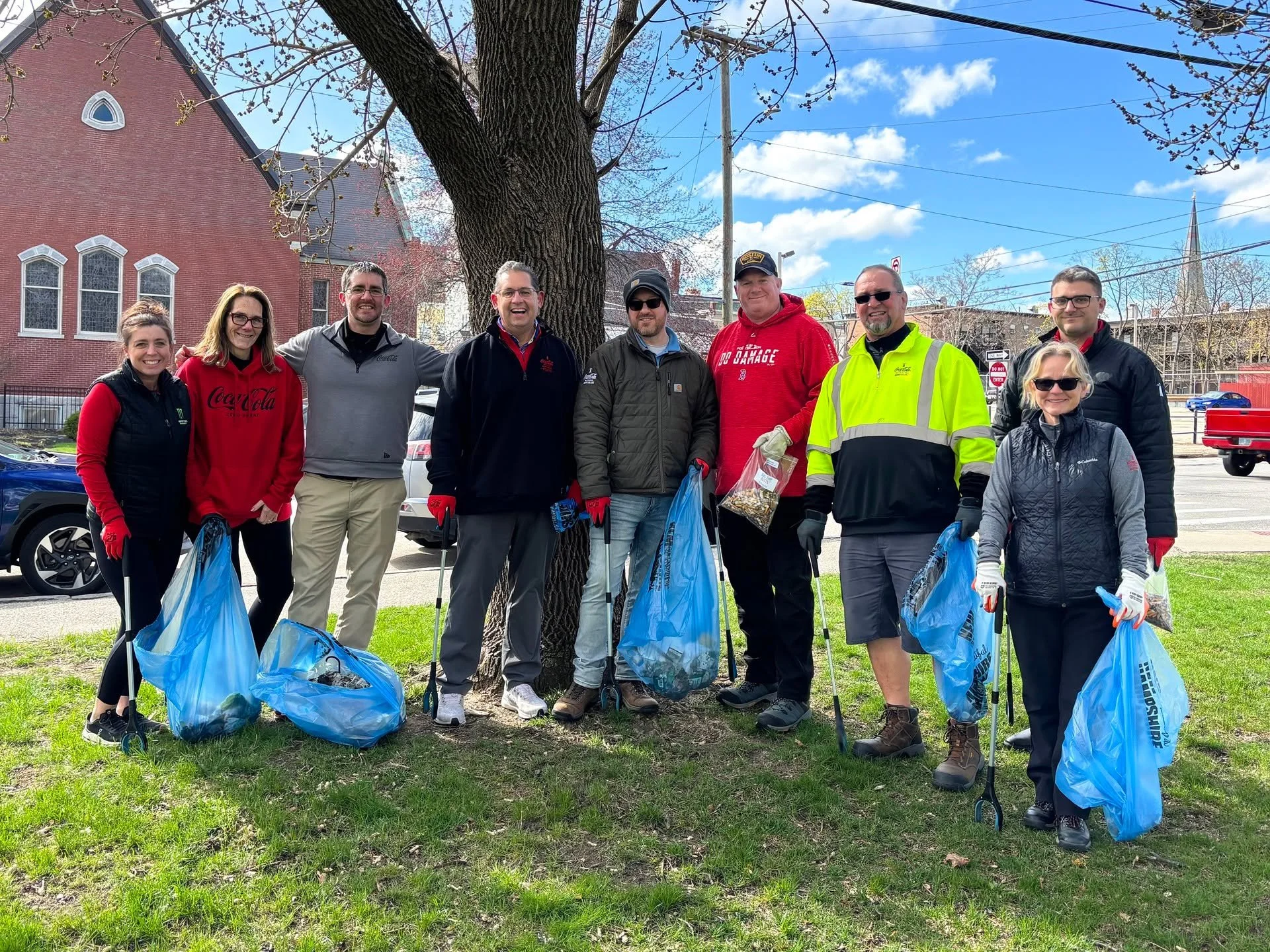 In addition to sponsoring the Park2Park Spring Clean-Up Event in Manchester, NH yesterday, a group of employees from our Granite State Sales Center and Corporate Office participated in the event. Together with the other volunteers, they helped collec