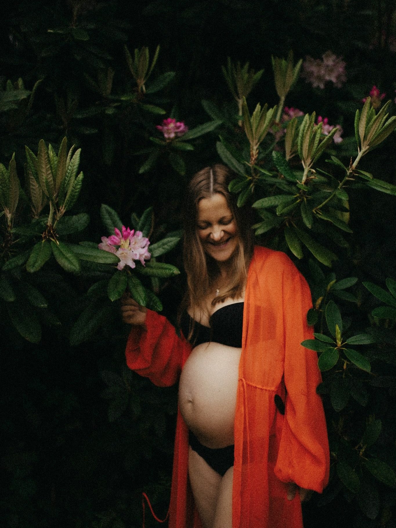 She radiates the love 🧡❤️
Like the garden around her 
wild, in bloom, and quietly powerful.
The air was damp, the earth soft underfoot in the early morning.
And she stood there, waiting, already whole.

#ignitedmotherhood #feelingmotherhood #raskaus