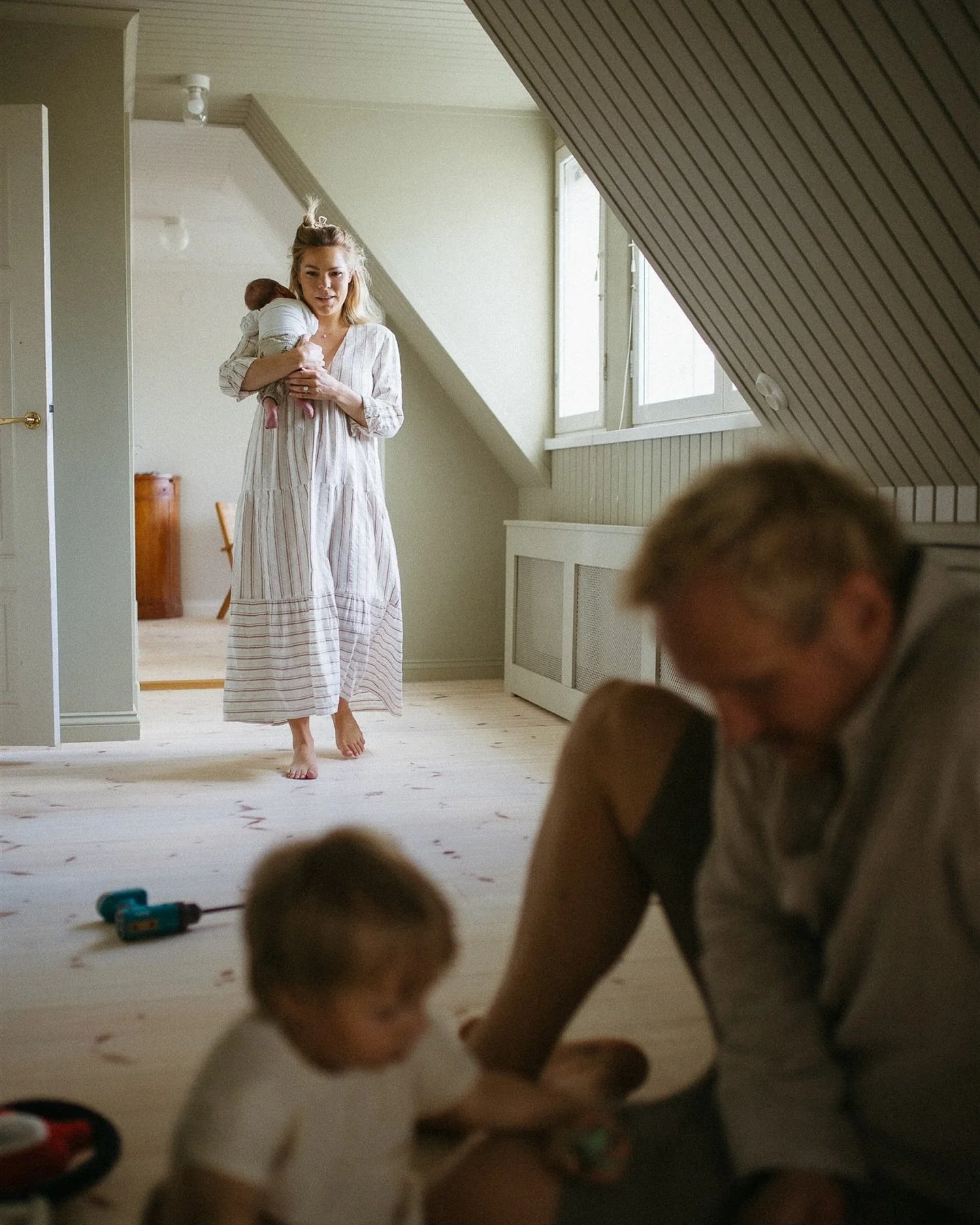 As I spoke about in-home sessions, they&rsquo;re about more than just photos, they&rsquo;re about presence, they hold a special kind of magic, the kind that lives in quiet moments and honest emotions.
This summer&rsquo;s newborn session was exactly t