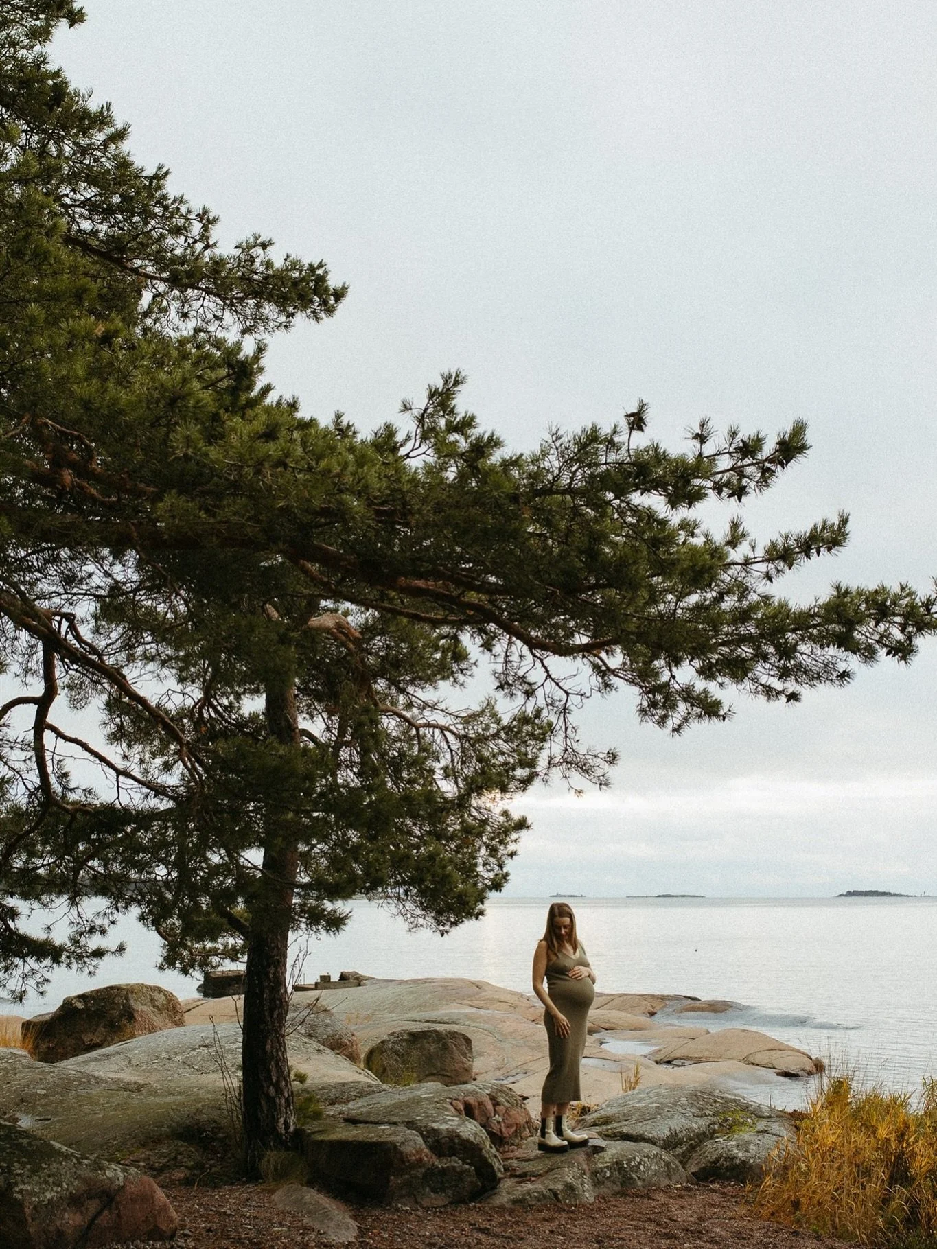 November in a Finnish kind of way, 
grey skies, muted tones, quiet and peace. 
A season stripped back to its essentials, 
and somehow the season she shines in most 

#raskauskuvaushsinki