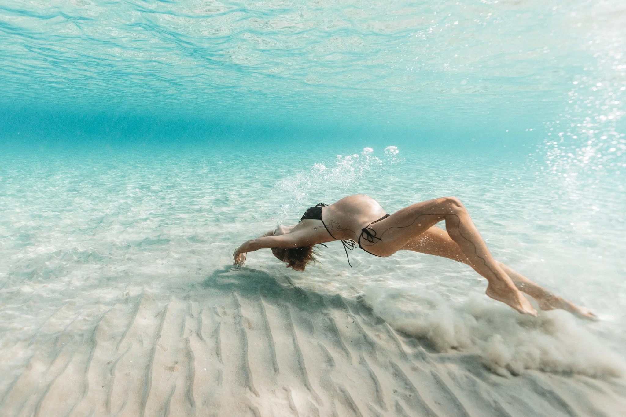 Maternity photoshoot underwater in Greece