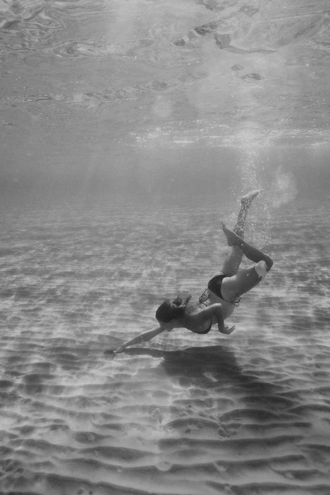 Underwater maternity imaginery in clear waters