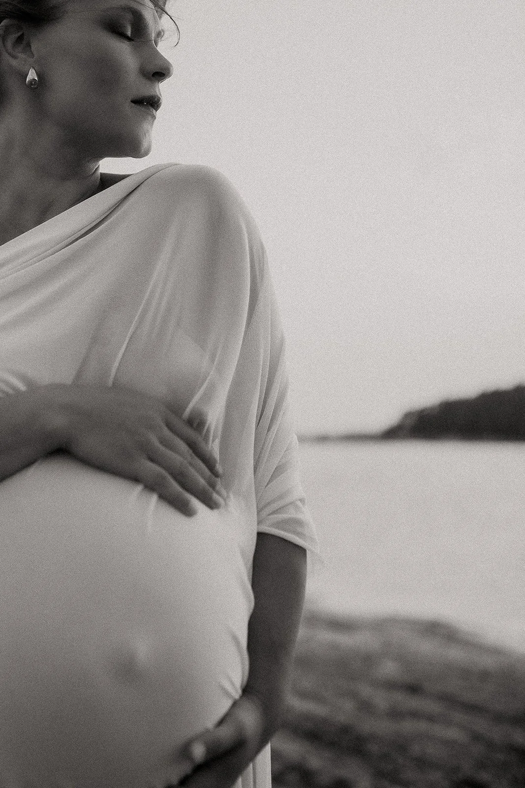 raskauskuvaus veden äärellä