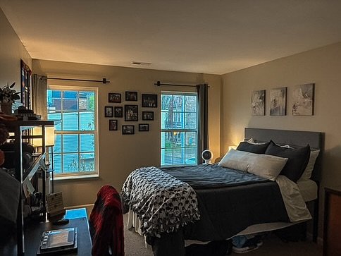 🏠 Resident Spotlight 🏠 

Step inside one of our spacious, fully furnished apartment homes here at University Edge - where comfort meets convenience, right next to med campus! 

✅Spacious common area
✅Private bedrooms and bathrooms
✅Fully furnished 