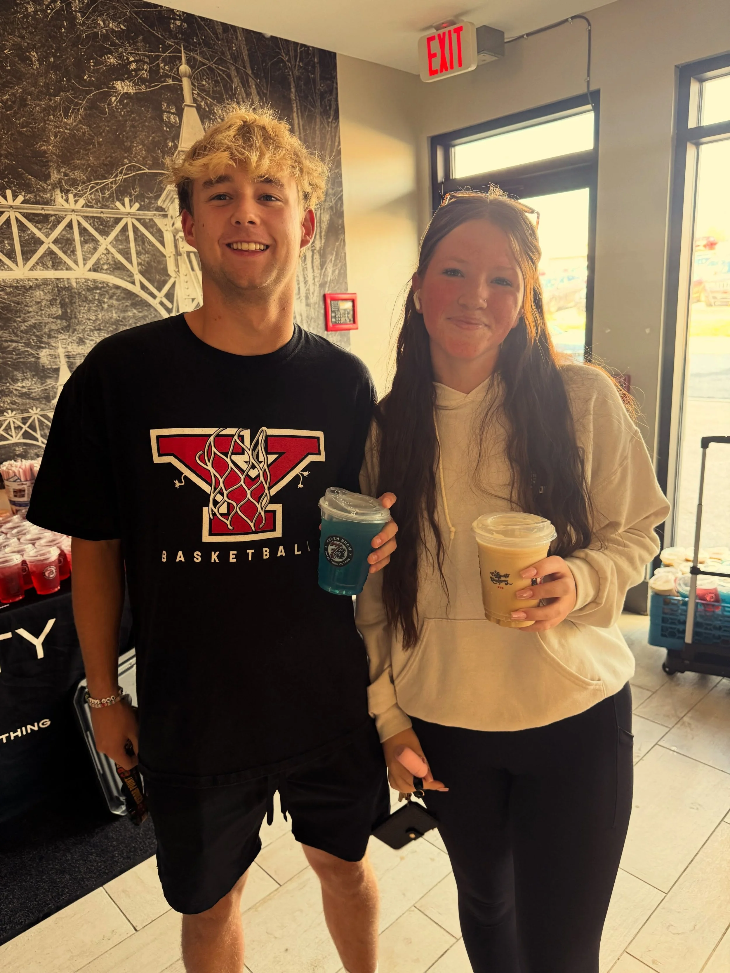 ☕️⚡️ 7 BREW CAME THROUGH UNIVERSITY EDGE AND SHOWED OUT! 🤩🔥

Huge THANK YOU to 7 Brew for absolutely spoiling our residents with an amazing Drink Drop! 💚 They pulled up with 250+ FREE DRINKS including coffees, refreshers, teas, lemonades AND energ