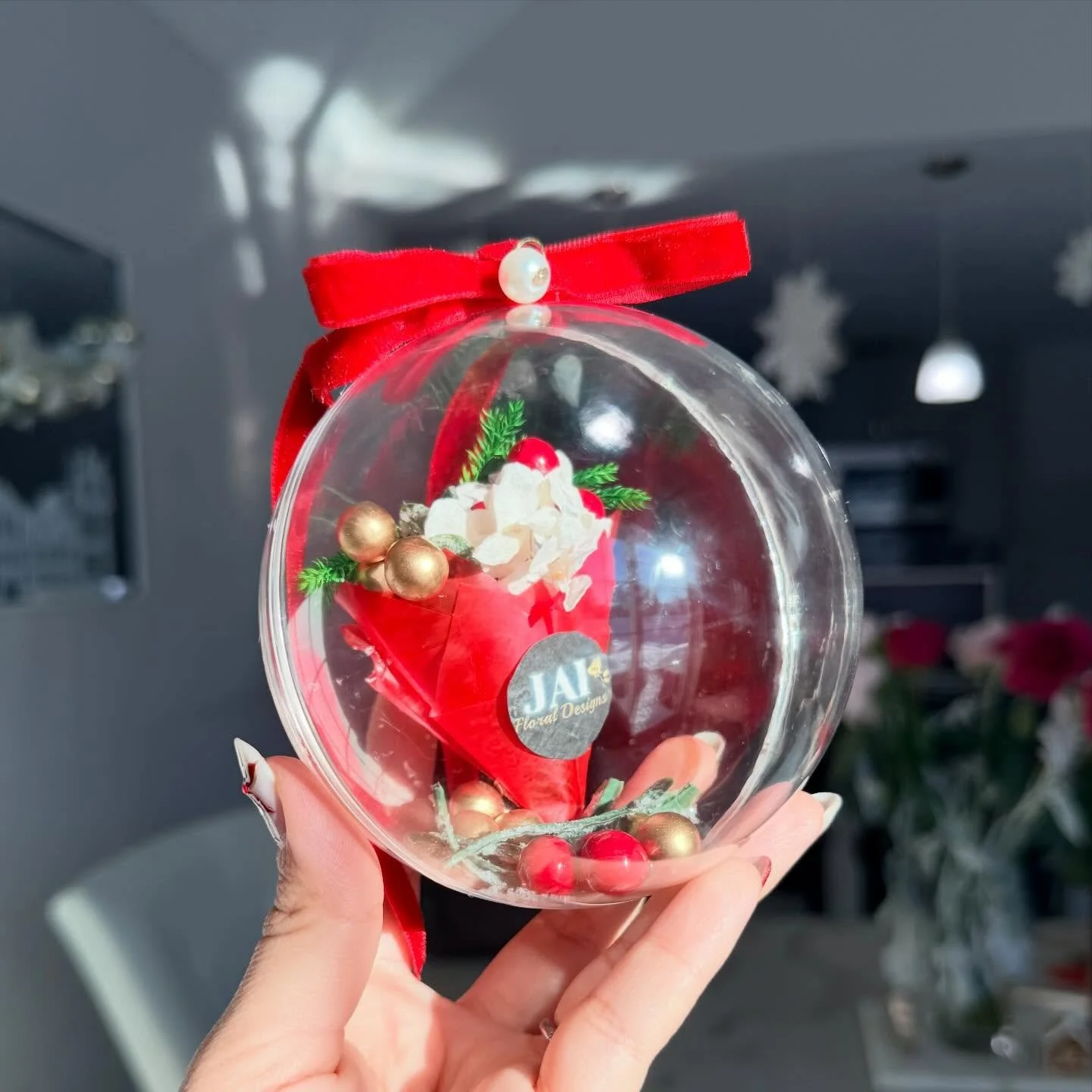 Giveaway Day 4! Today&rsquo;s winner is Iris with @jaidesigns_  she makes the most beautiful flower arrangements. Iris is behind the viral &ldquo;Ramo drops&rdquo; in Chicago where she takes &ldquo;finders keepers&rdquo; to the next level by giving a