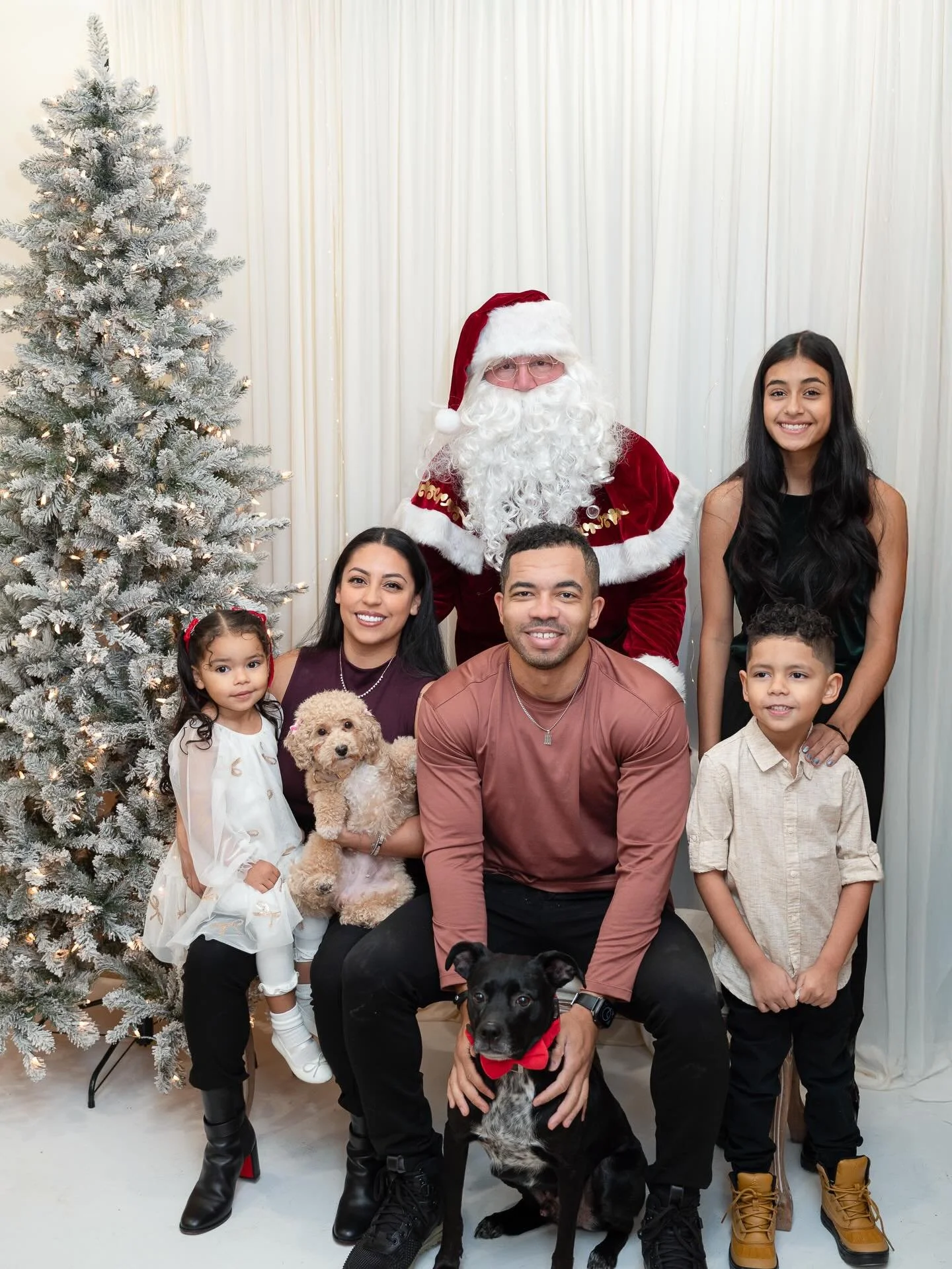 Behind  Lunairi, there is a husband that funds most of the projects 💕 Thank you Mr. Lunairi for being our number 1 sponsor 😅 Happy Holidays from my family to yours!! Also thank you @jessicagarryrealtor for sponsoring this photo shoot and thank you 