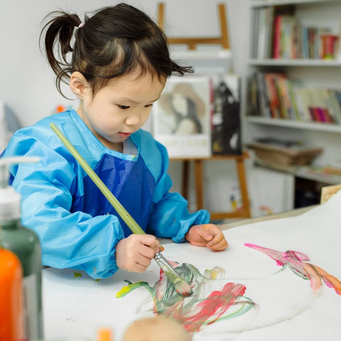 Niño pequeño pintando con acuarelas