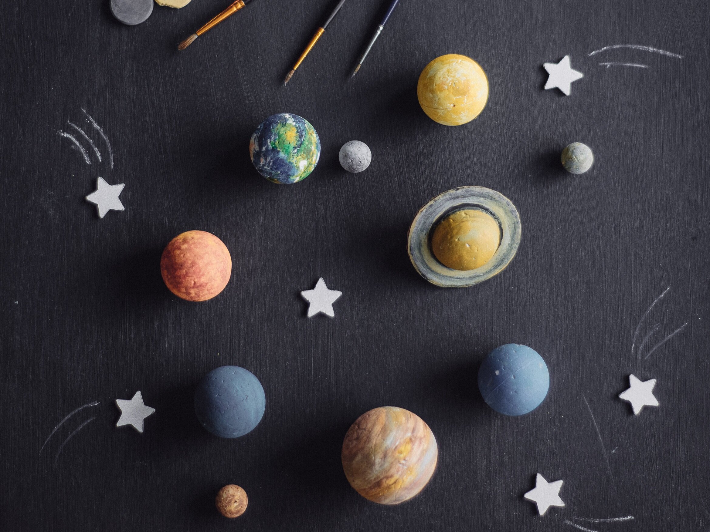 Modelos de planetas pintados sobre un fondo negro