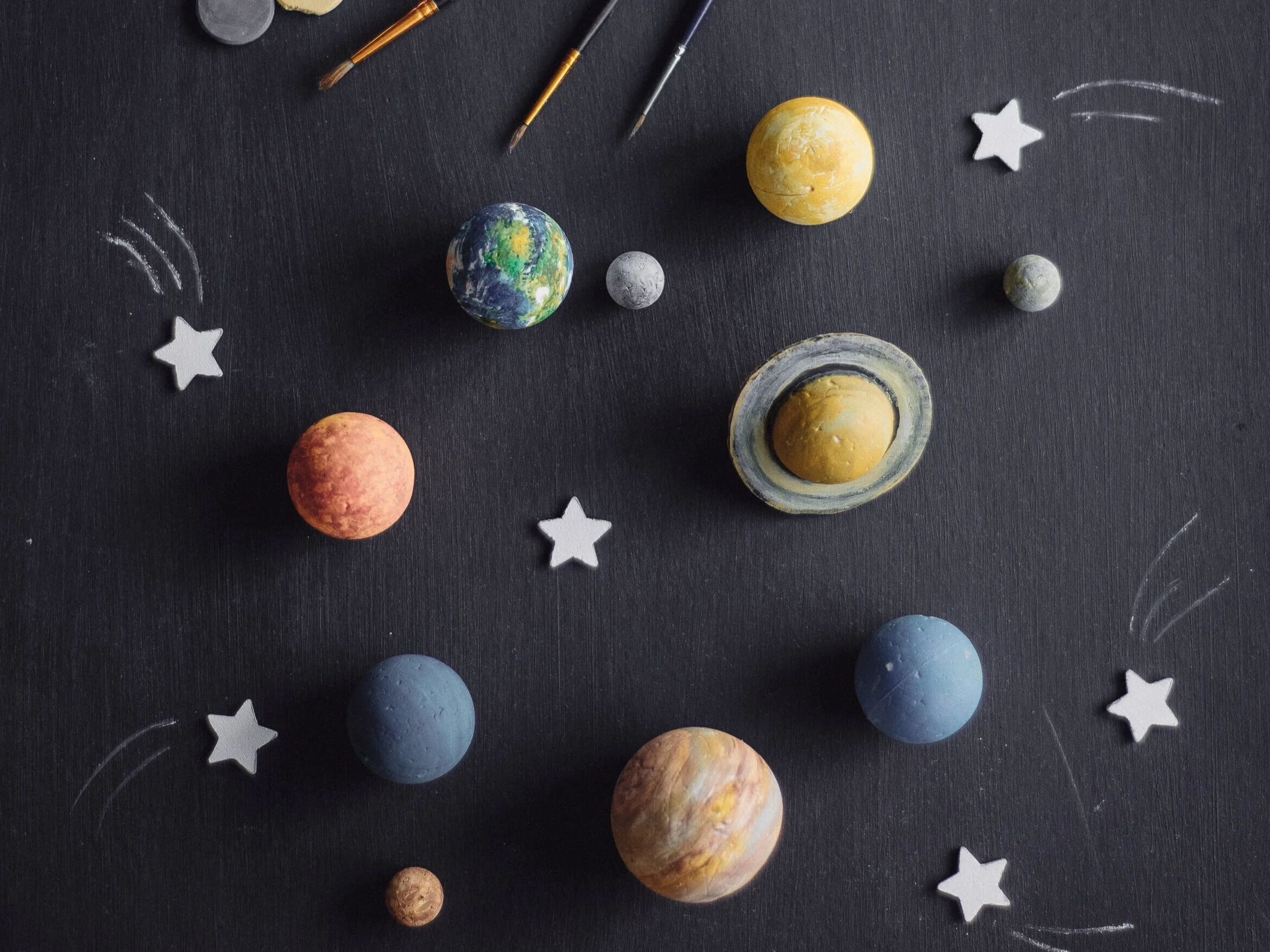 Modelos de planetas pintados sobre un fondo negro