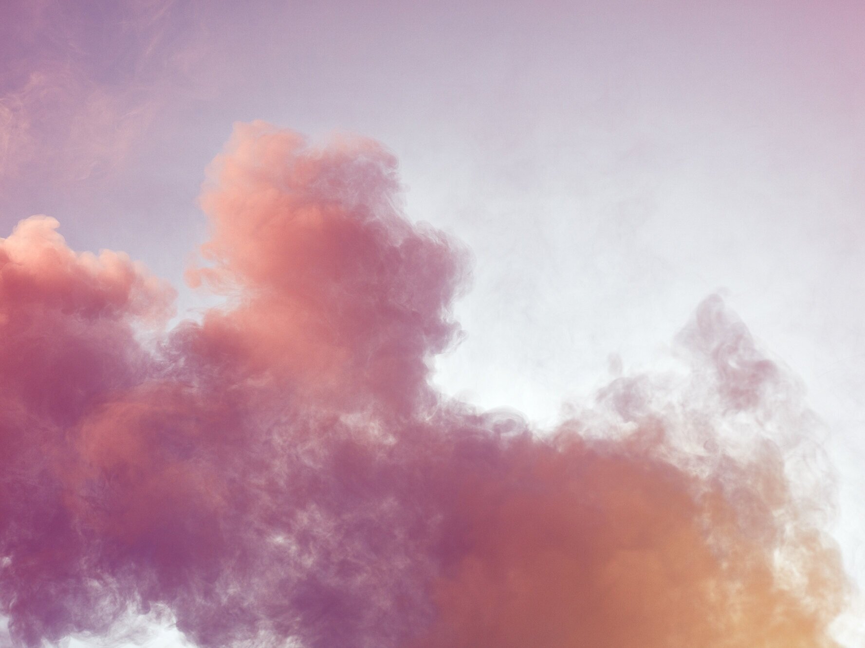 Imagen nítida y colorida de un atardecer