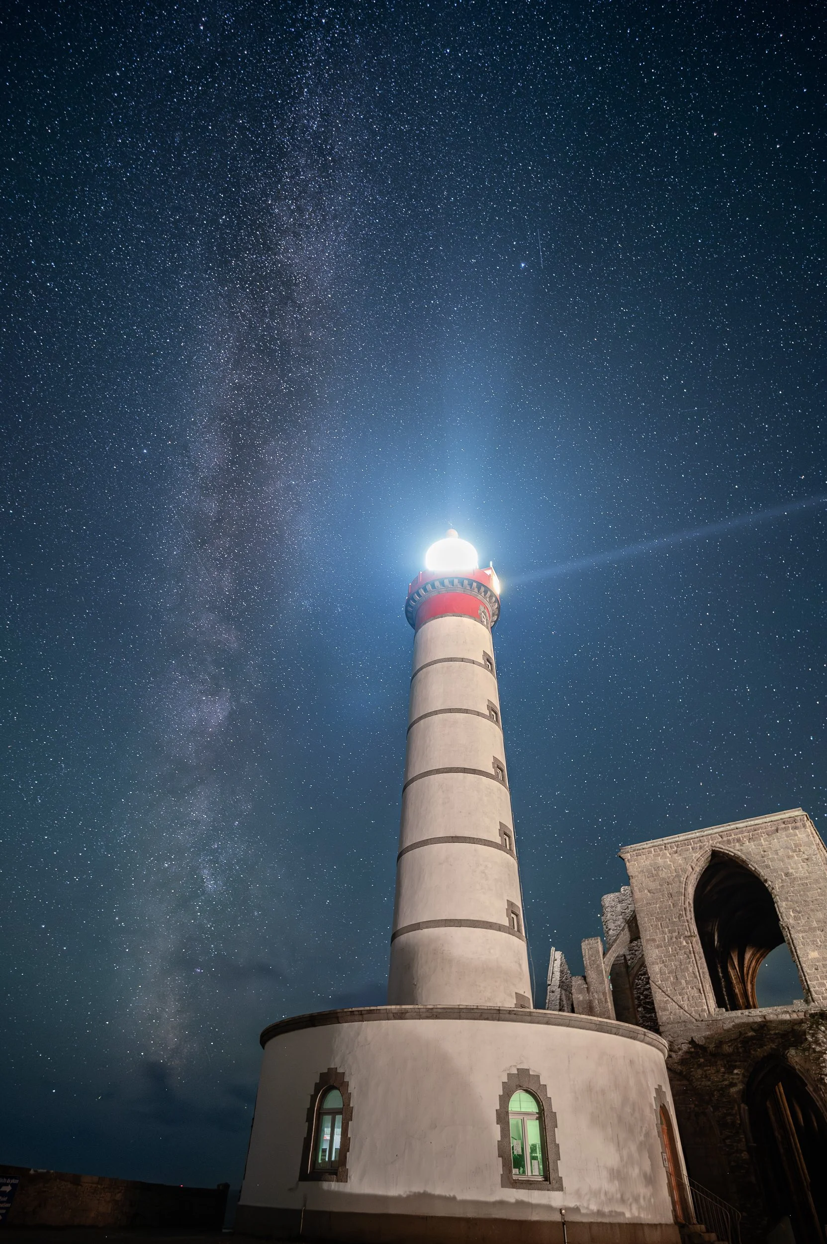 Voie lactée qui se devoile derriere le phare de la pointe de Saint-Mathieu. The Milky Way unfolds behind the lighthouse at Pointe de Saint-Mathieu.