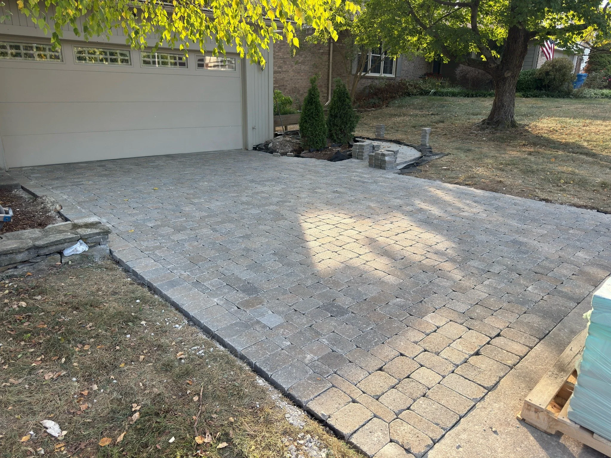 🚗➡️🌿 Transform the way you arrive home!

This project features a paver driveway paired with a custom paver walkway that flows seamlessly from the front to the backyard. Not only does it add major curb appeal, but it also creates a durable, low-main