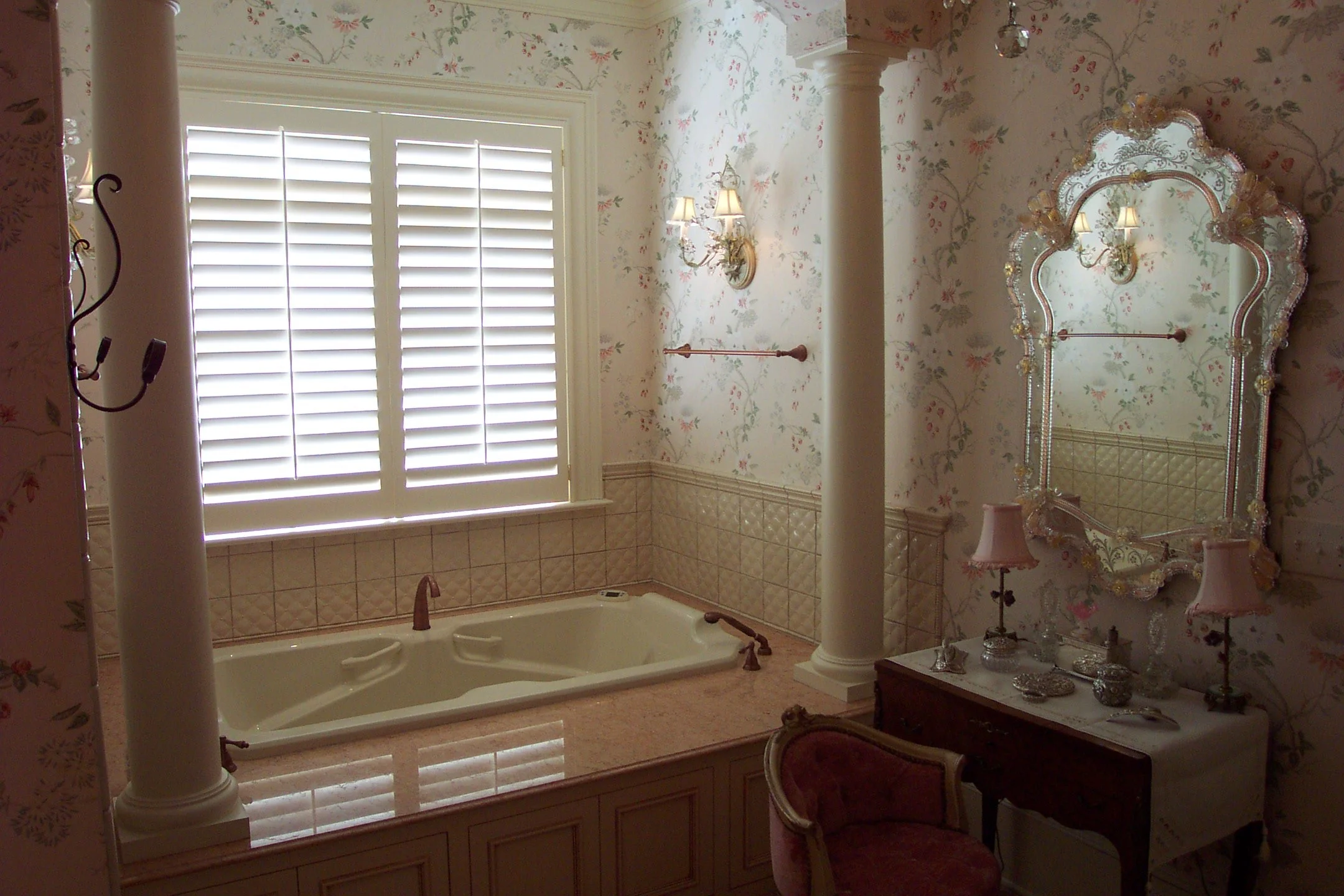 Rosey bathroom 2.jpg