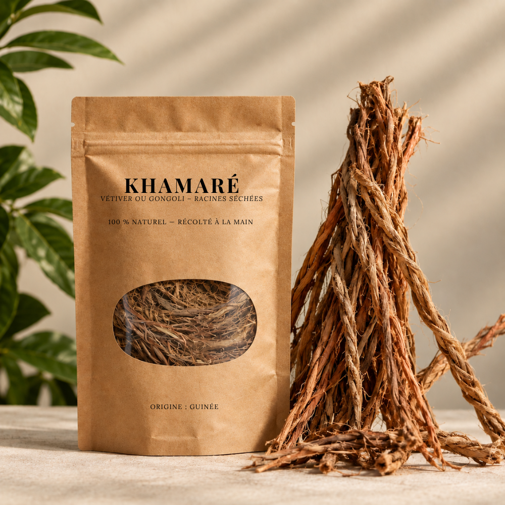 Sac de cèpes séchés nommé Khamaré, avec un bouquet de cèpes séchés à côté, sur une surface en bois.