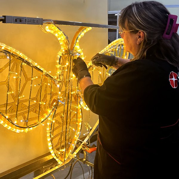 Fabriquez-vous des décors personnalisés qui intègrent&nbsp;l’identité visuelle d’une ville, d’un événement ou d’une entreprise ?