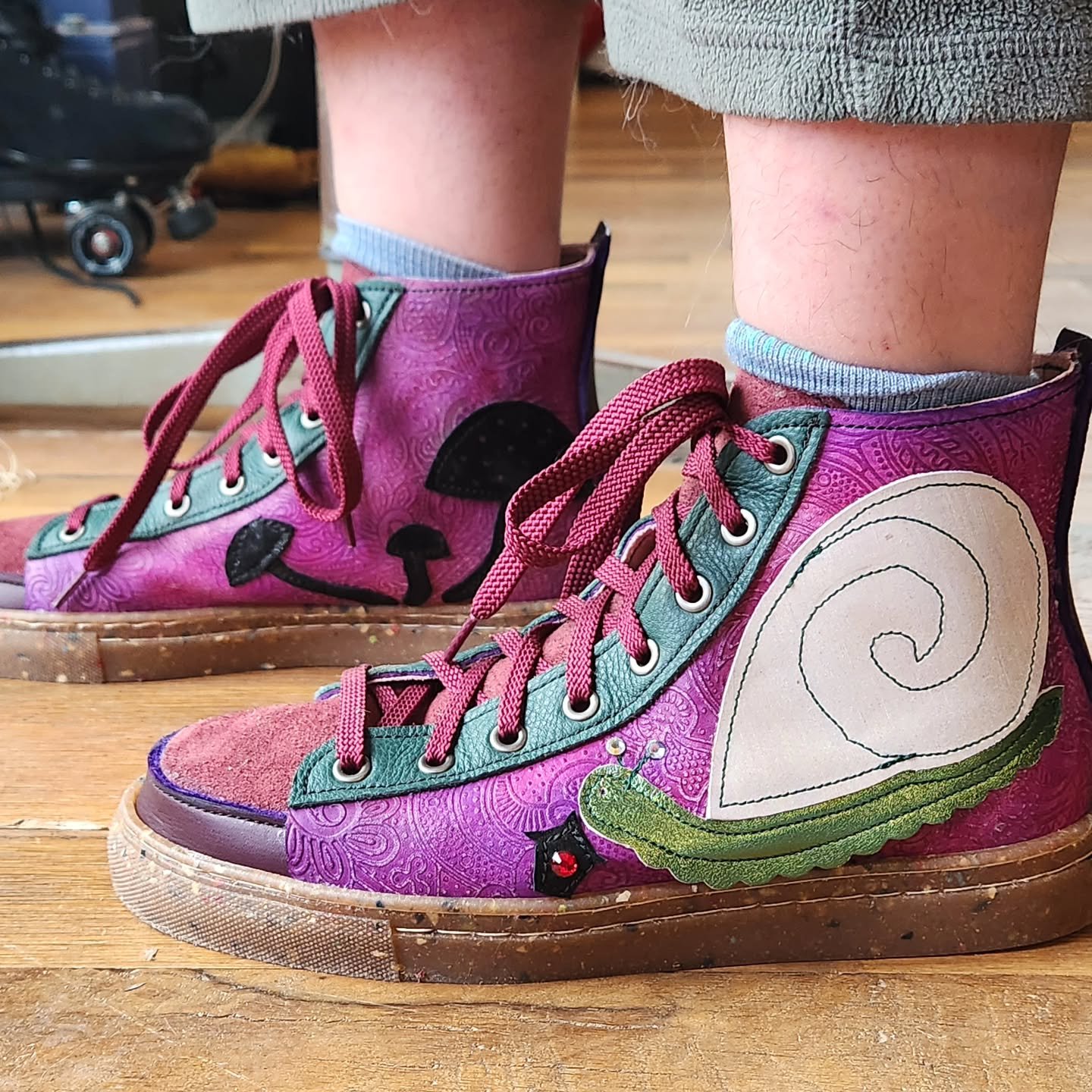 Sneaky snails sneaking along on sneakers🐌🐌🐌

#coloradoshoeschool #makeyourownshoes #shoemakingworkshop