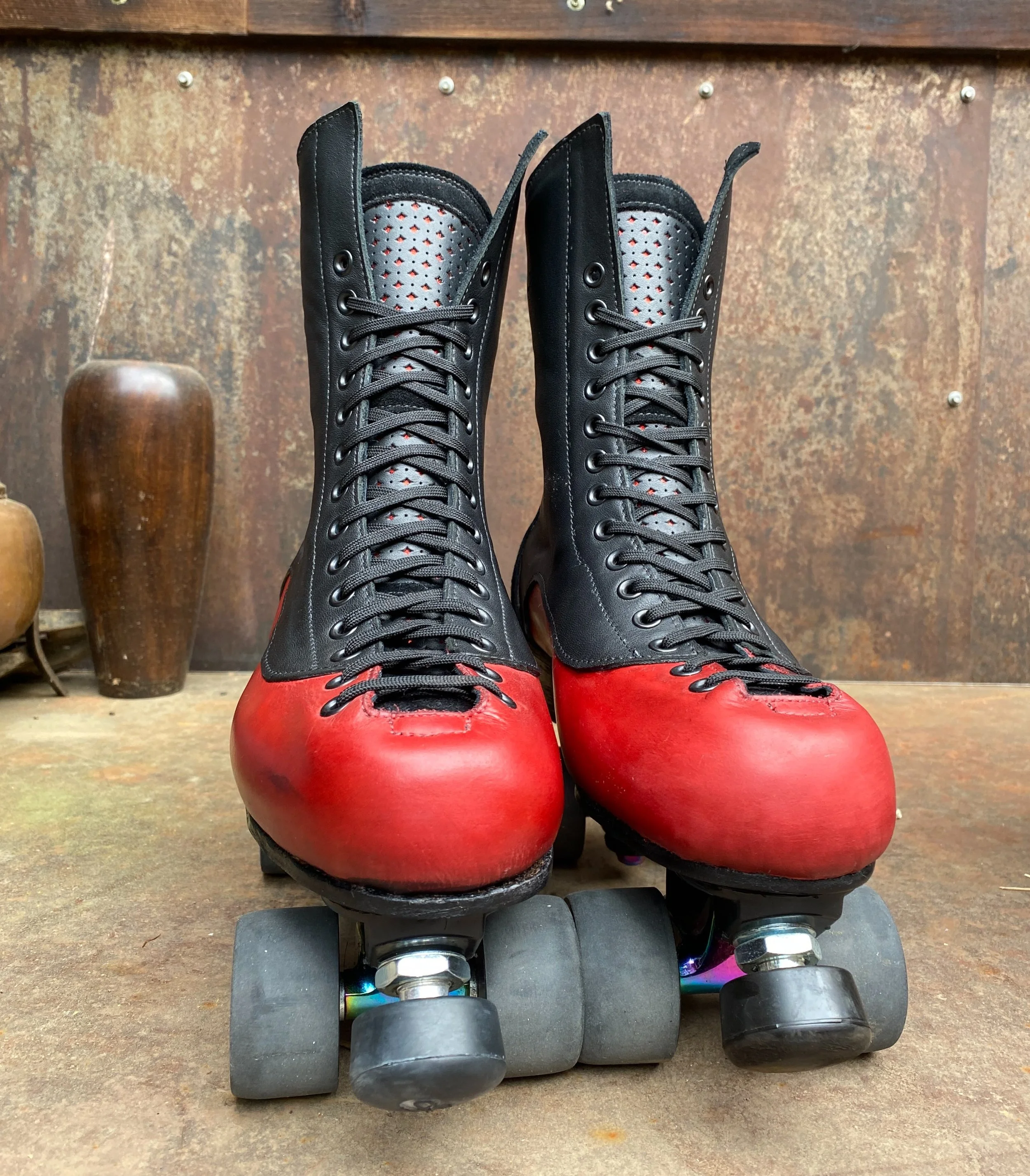 We are absolutely drooling over these gorgeous skate boots that were completed after 5 days. We always appreciate the time dedicated from students to pull off such a beautiful project. Very well done, Andrew. We are so glad you spent the week with us