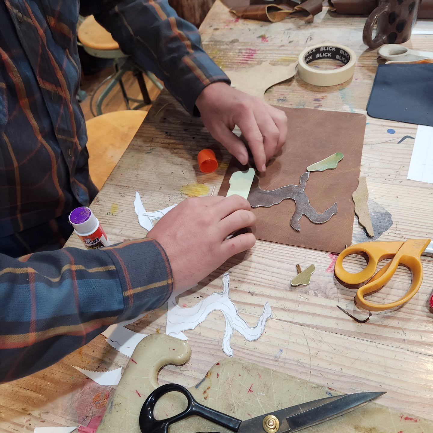 Have ever heard of alphabet dates? These two are up to 'L' so decided that leather work was the thing to do. Pretty new to sewing they both did an awesome job in our 2.5 hr journal making class for last night's date!
We have a few Friday evening clas