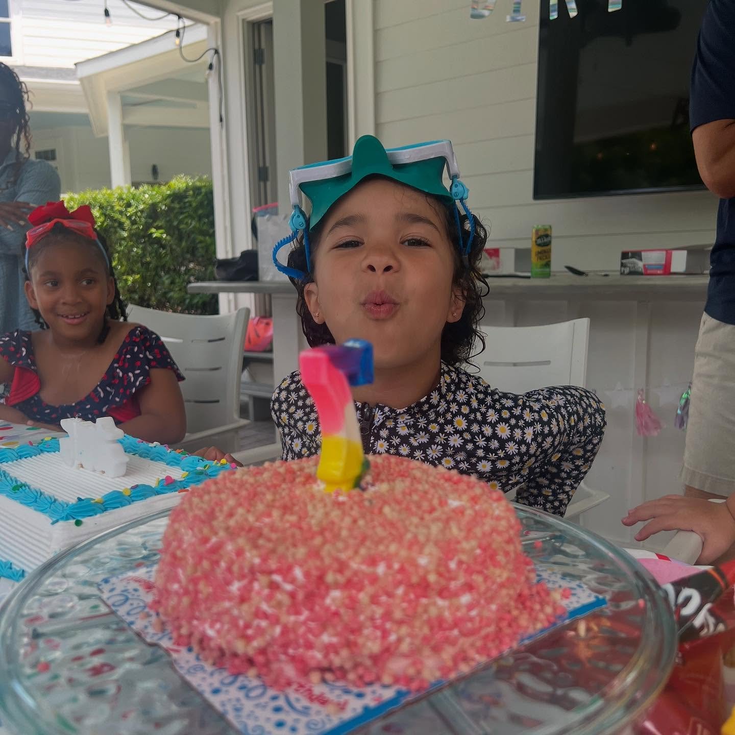 Happy 7th birthday, Margot! Luckily the rain held off for a splashing good time!🎂 🤿