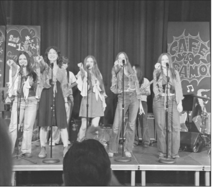 Cafe samo serenades listeners